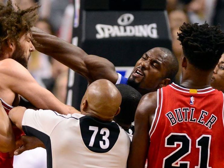 Wilder Keilerei zwischen den Bulls und Raptors. Wilder Keilerei zwischen den Bulls und Raptors.