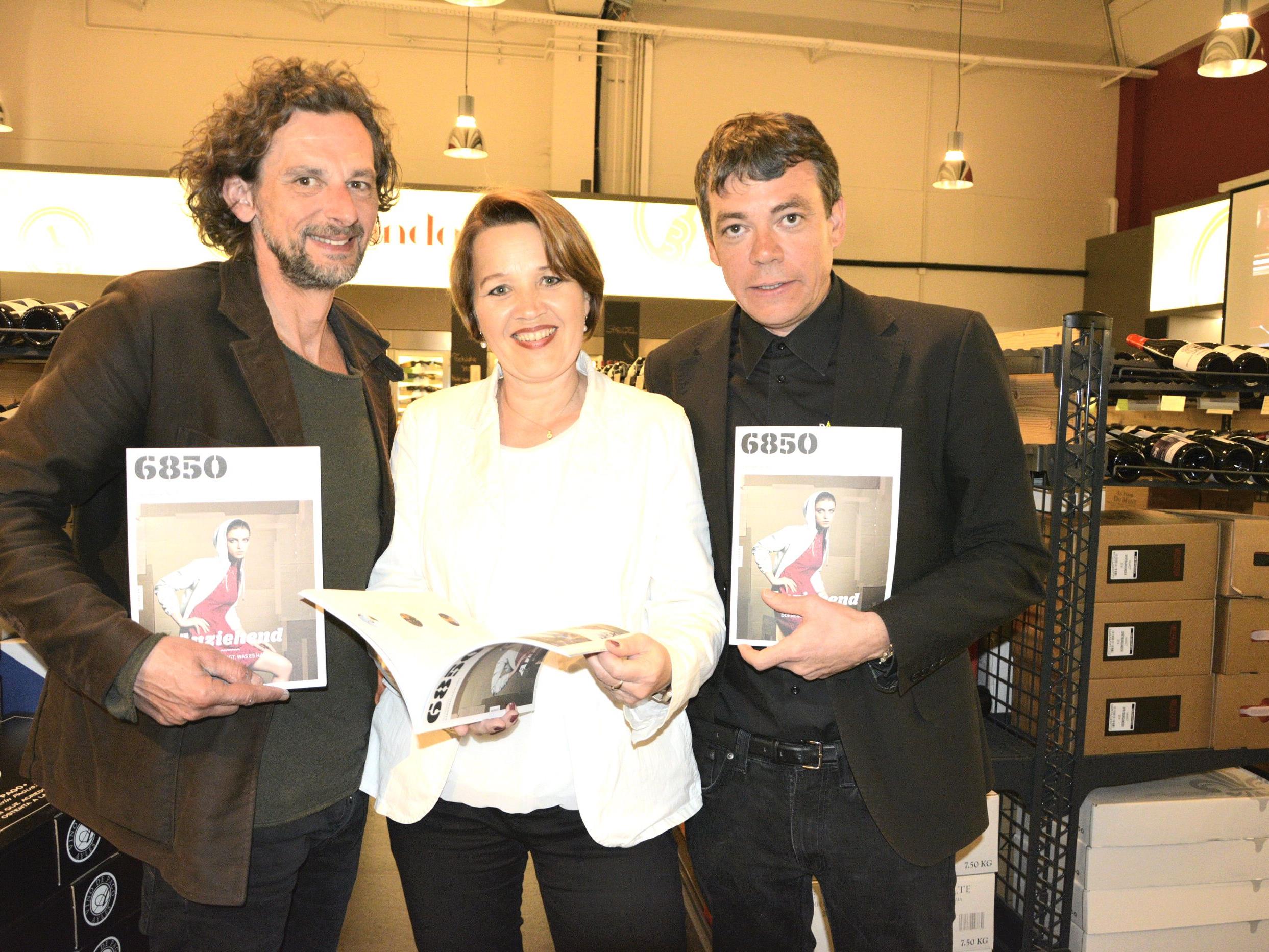 Marty Rauch (Werbeagentur IRR), Bürgermeisterin Andrea Kaufmann und Klaus Lingg (Dornbirn Tourismus und Stadtmarketing) präsentieren „6850“.