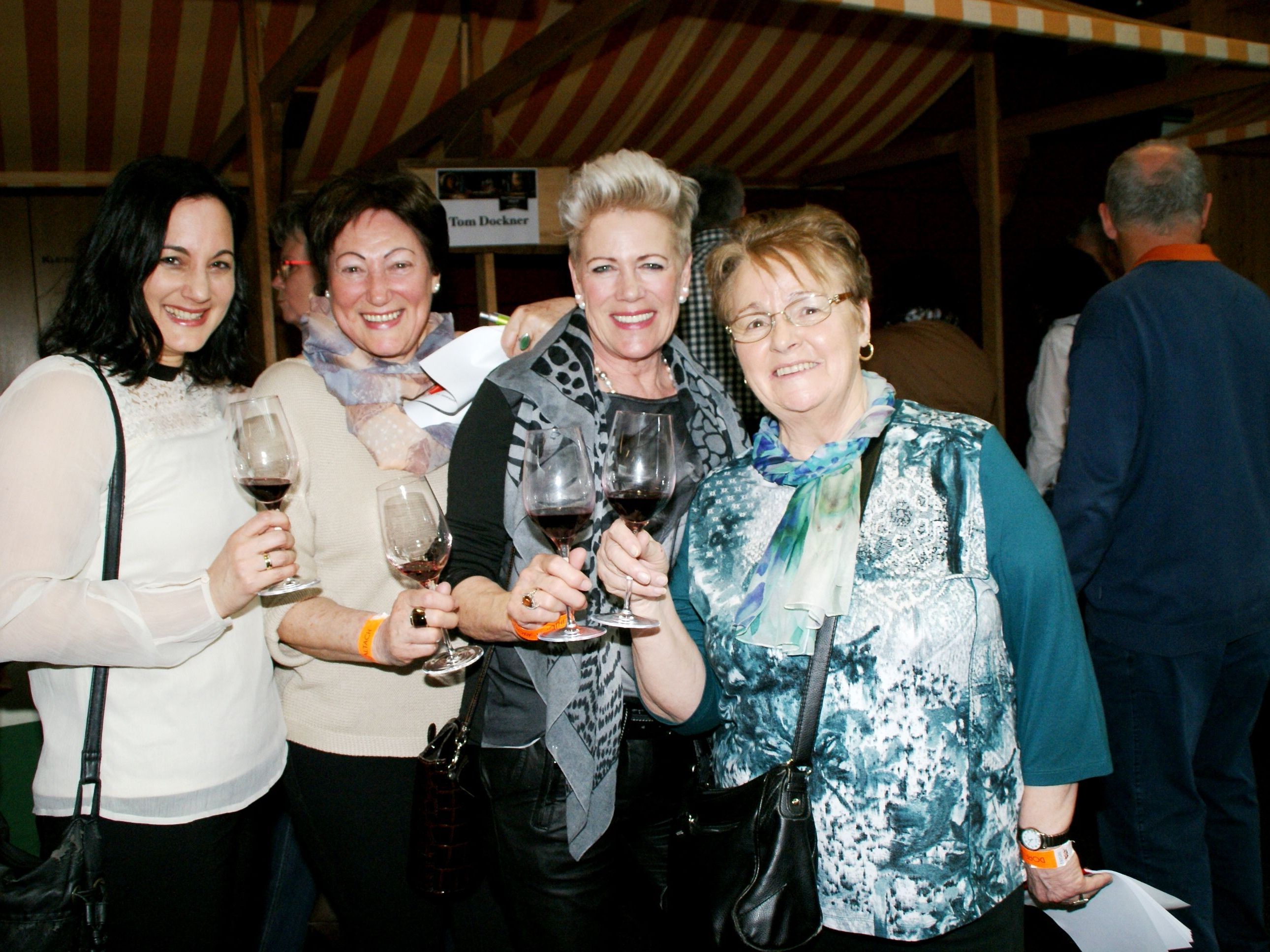 v.li. Andrea, Veronika, Martha und Paula genossen die edlen Tropfen. v.li. Andrea, Veronika, Martha und Paula genossen die edlen Tropfen.