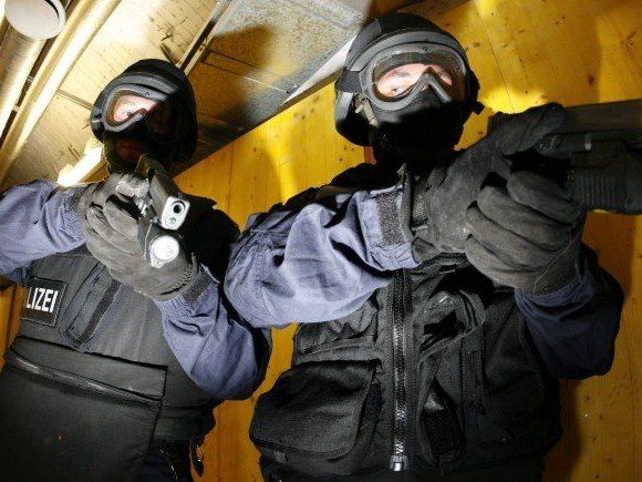 Ein Betrunkener feuert eine Pistole in einem Lokal ab Ein Betrunkener feuert eine Pistole in einem Lokal ab