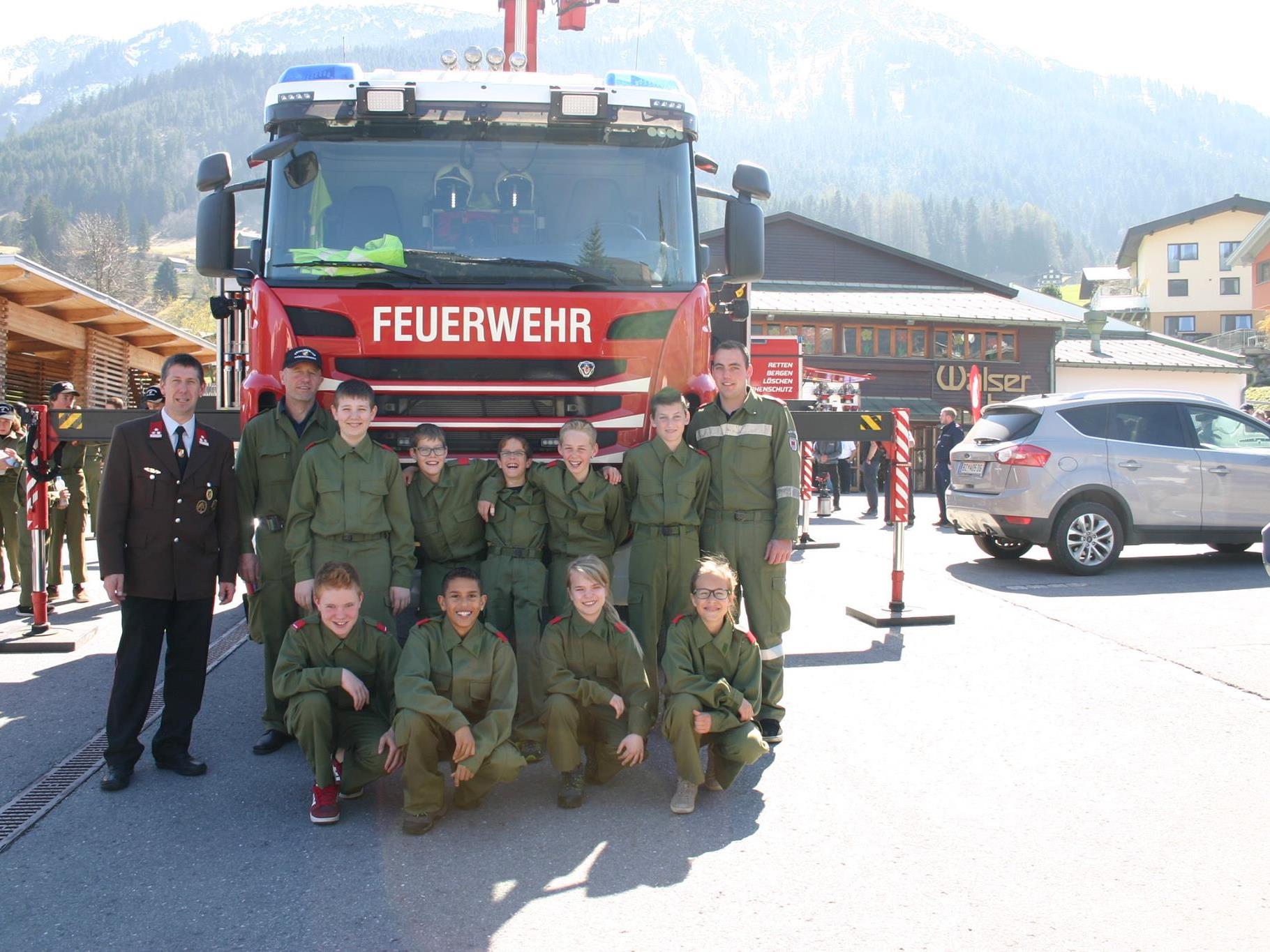 Siegerfoto mit der Feuerwehrjugend inkl. Betreuer