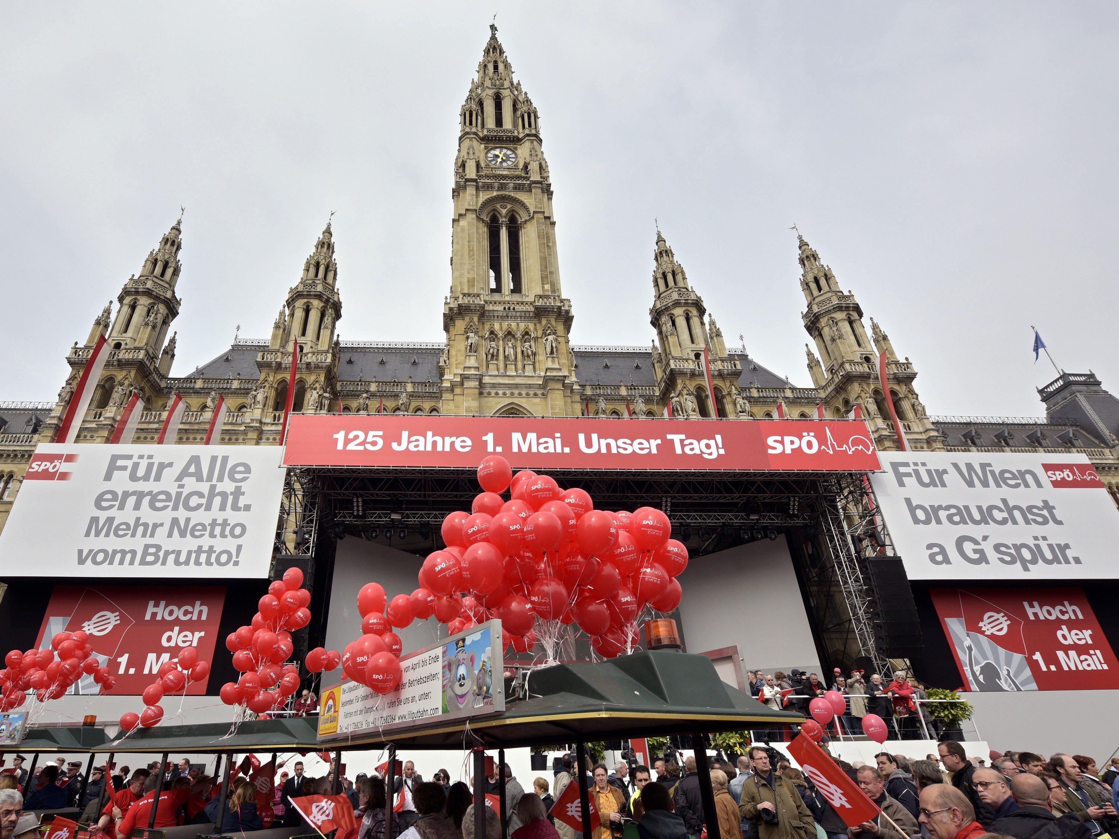Alle Jahre wieder: Parteigenossen beim traditionellen Maiaufmarsch der SPÖ Wien am Tag der Arbeit