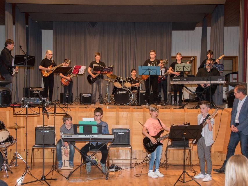 Die beiden Bands der Musikschule begeisterten die Besucher. Die beiden Bands der Musikschule begeisterten die Besucher.