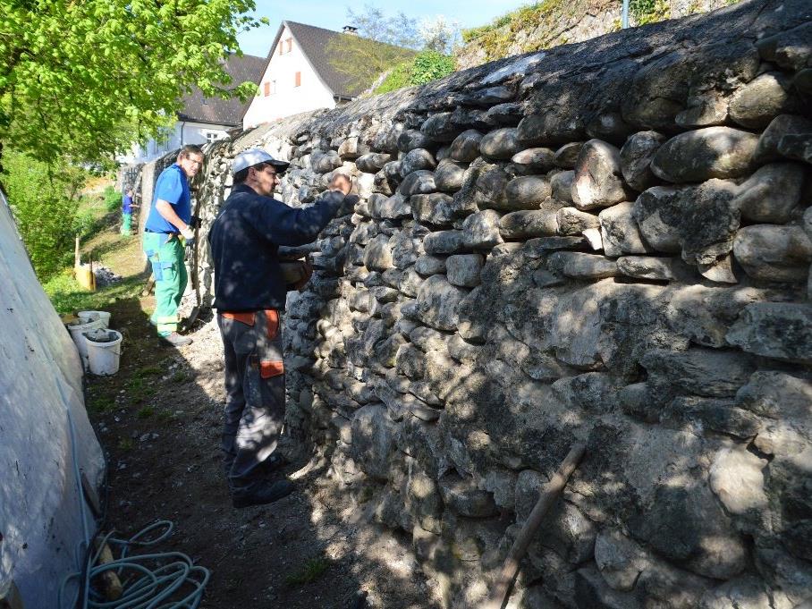 Arbeiten an der Natursteinmauer oberhalb des St. Michael-Gartens