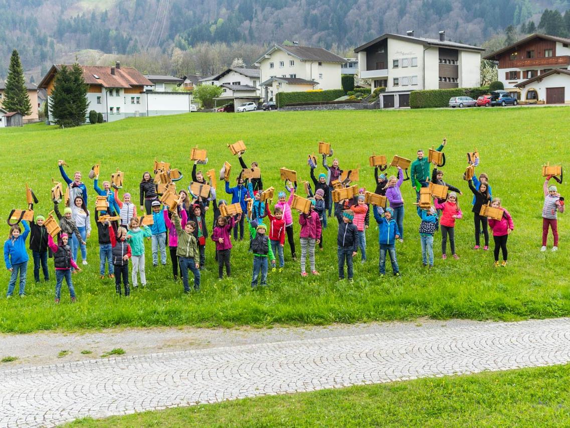 55 Kinder gingen 2017 mit ihren Rätschen durch Vandans um das Osterfest zu verkünden.