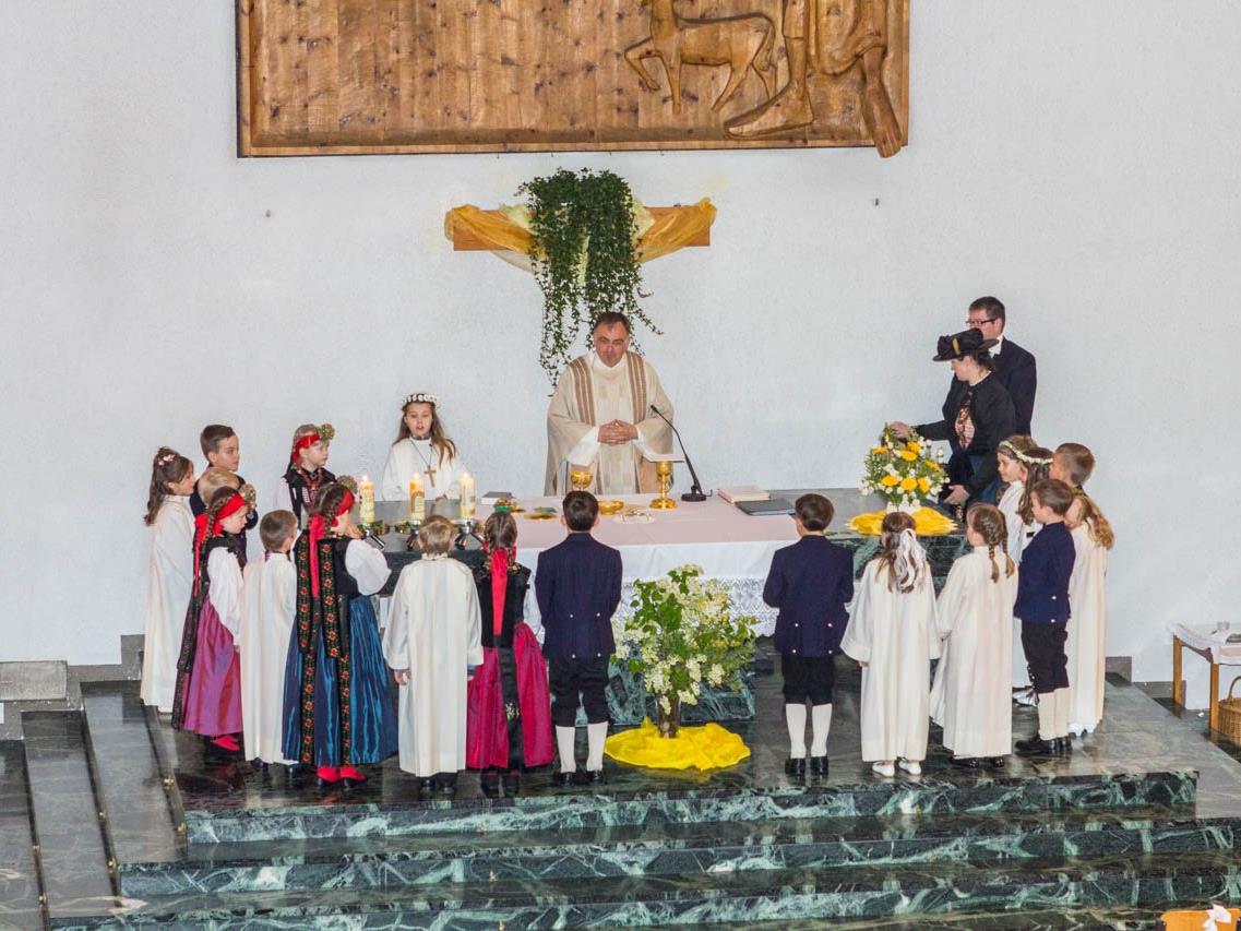 20 Kinder wurden durch das Sakrament der Erstkommunion in die Gemeinschaft der Kirche aufgenommen.