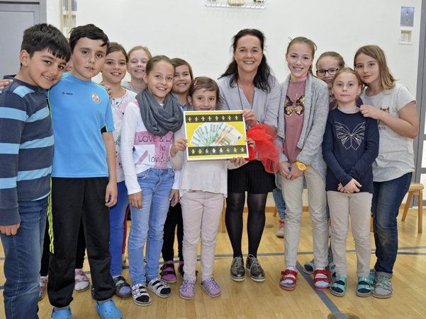 Direktorin Hermine Hebenstreit und die Kinder präsentieren stolz das Ergebnis des Fastenzeitprojektes. Direktorin Hermine Hebenstreit und die Kinder präsentieren stolz das Ergebnis des Fastenzeitprojektes.