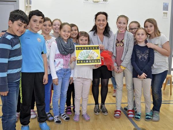 Direktorin Hermine Hebenstreit und die Kinder präsentieren stolz das Ergebnis des Fastenzeitprojektes.