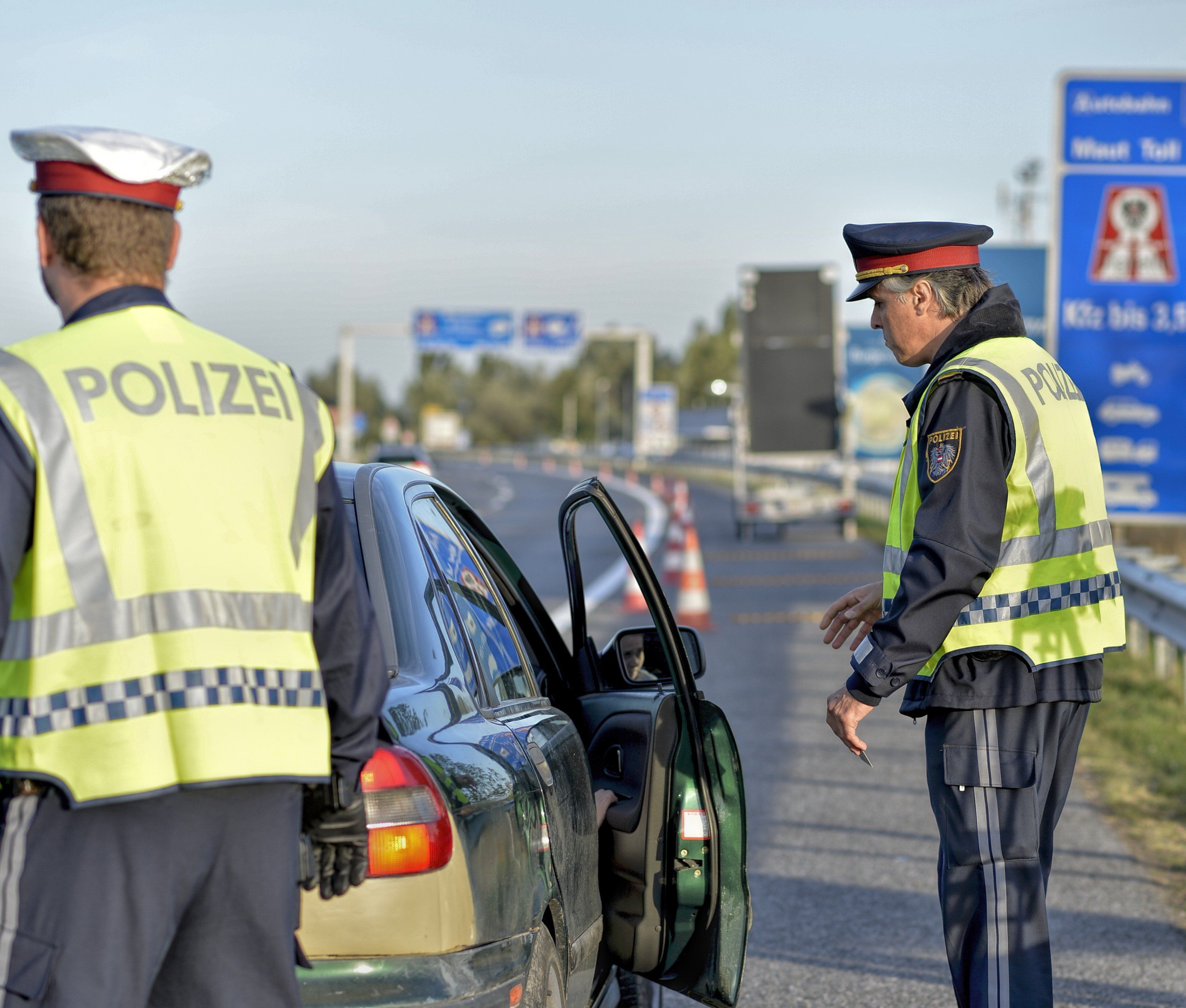 Die Polizei hat Aufgaben vom Grenzschutz über Registrierung bis zur möglichen Abschiebung im Fremdenwesen. Die Polizei hat Aufgaben vom Grenzschutz über Registrierung bis zur möglichen Abschiebung im Fremdenwesen.