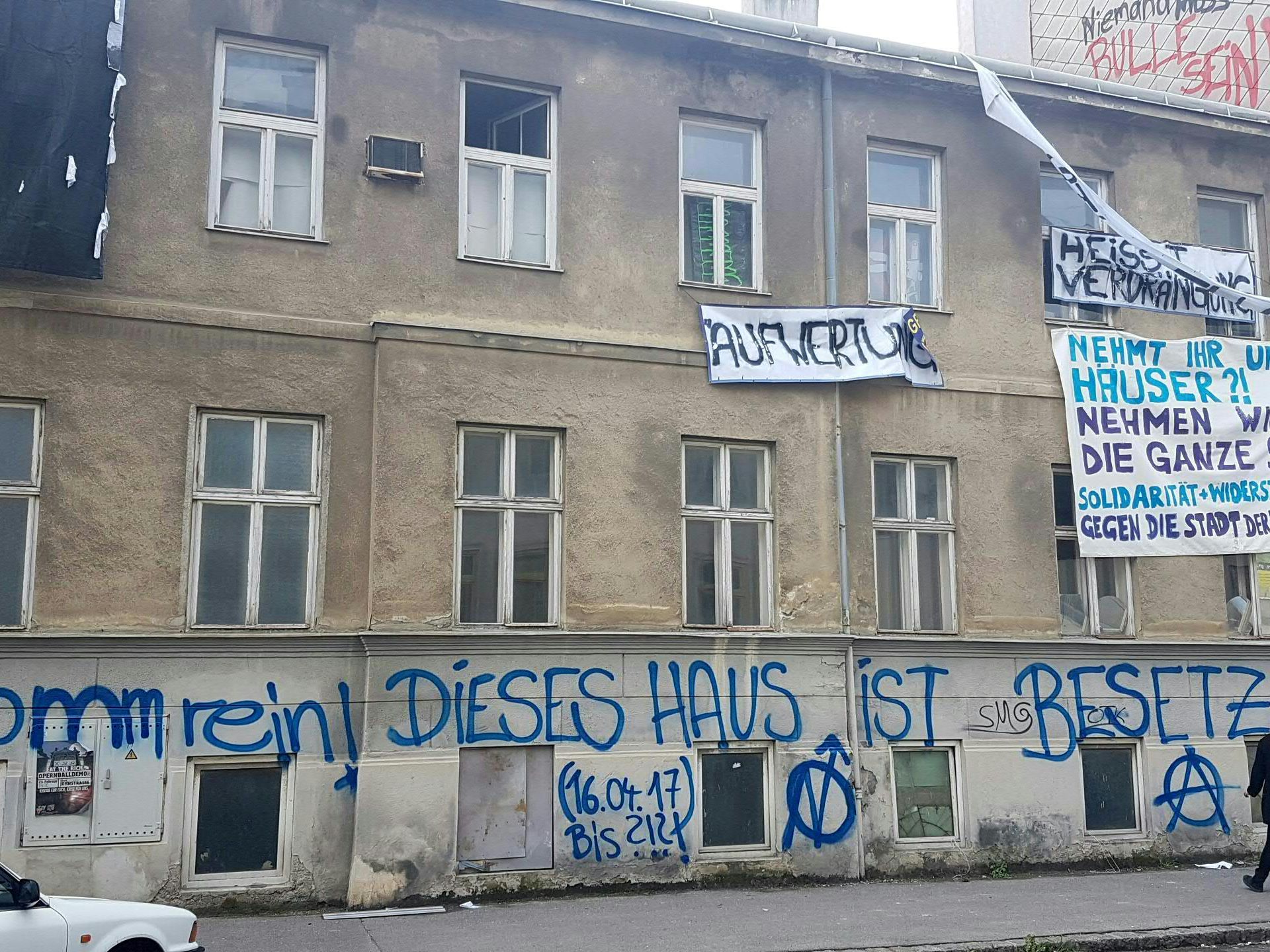 Das besetzte Haus in der Kienmayergasse soll am Mittwoch von der Polizei geräumt werden. Das besetzte Haus in der Kienmayergasse soll am Mittwoch von der Polizei geräumt werden.