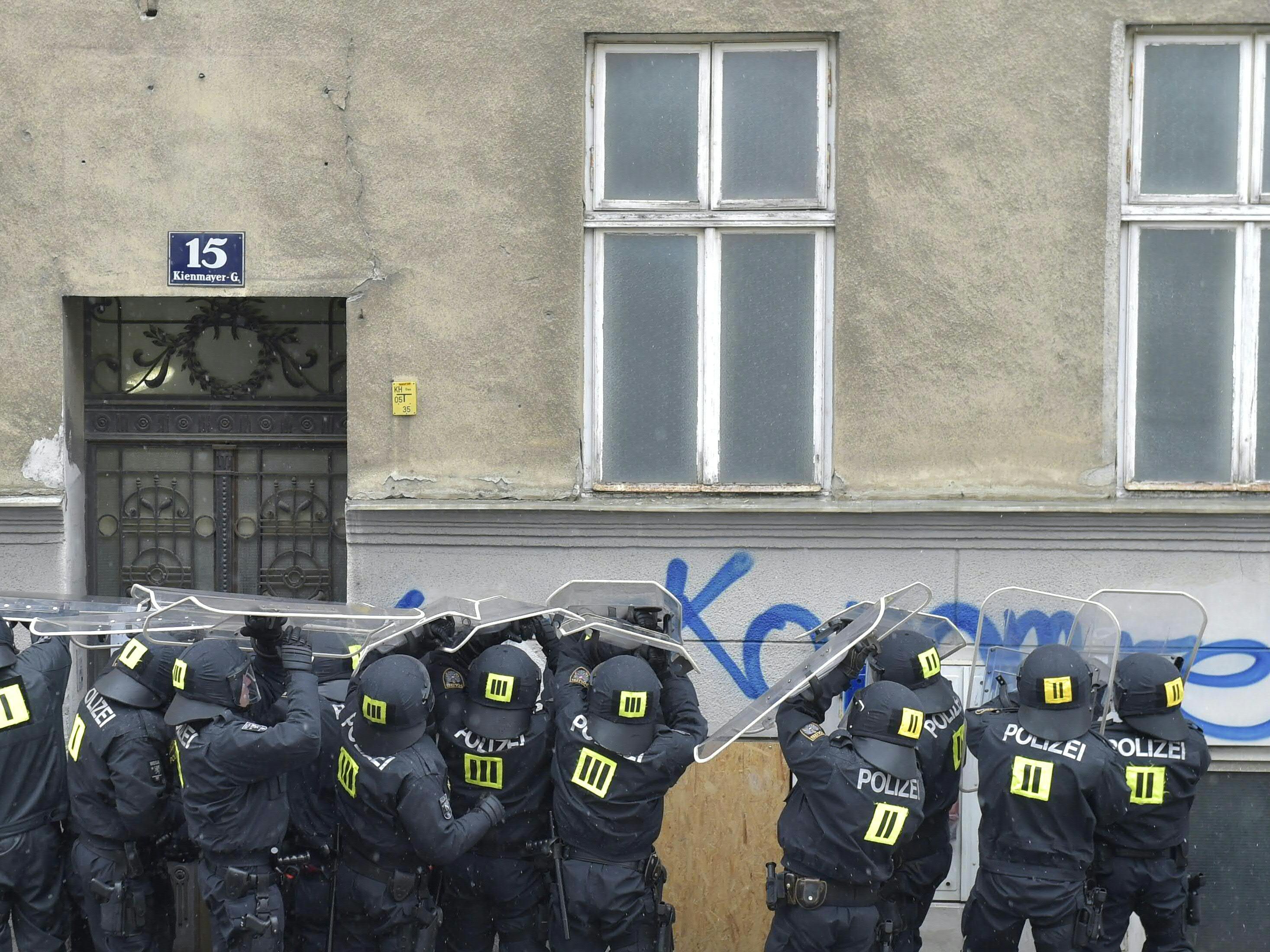 150 Polizeibeamte waren bei der Räumung des besetzten Hauses in Wien-Penzing im Einsatz. 150 Polizeibeamte waren bei der Räumung des besetzten Hauses in Wien-Penzing im Einsatz.