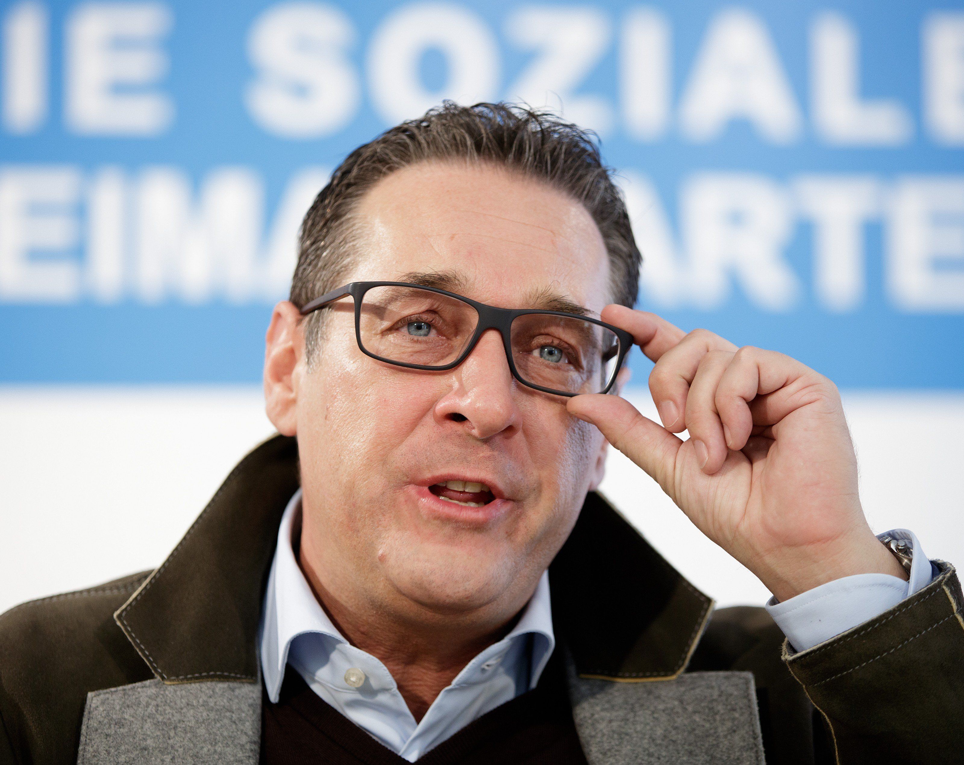 FPÖ-Chef: Österreichischer Pass "stinkt nach Köter". FPÖ-Chef: Österreichischer Pass "stinkt nach Köter".