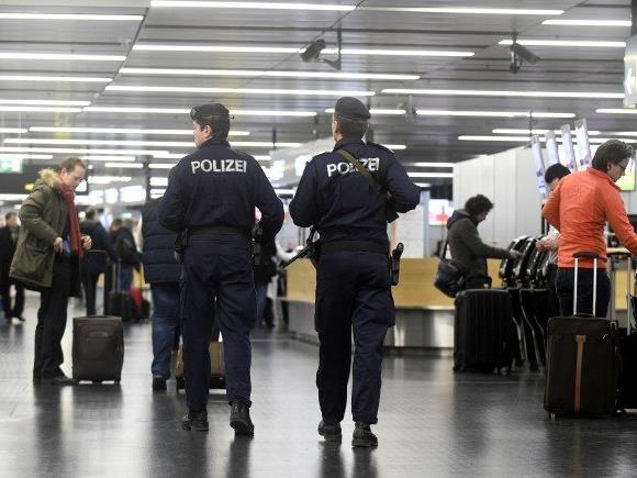 Der Soldat deponierte eine Waffe auf dem Wiener Flughafen. Der Soldat deponierte eine Waffe auf dem Wiener Flughafen.