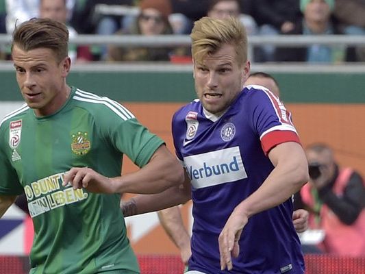 Austria-Kapitän Alexander Grünwald (r.) freut sich über den zweiten Sieg in Rapids Allianz-Stadion. Austria-Kapitän Alexander Grünwald (r.) freut sich über den zweiten Sieg in Rapids Allianz-Stadion.