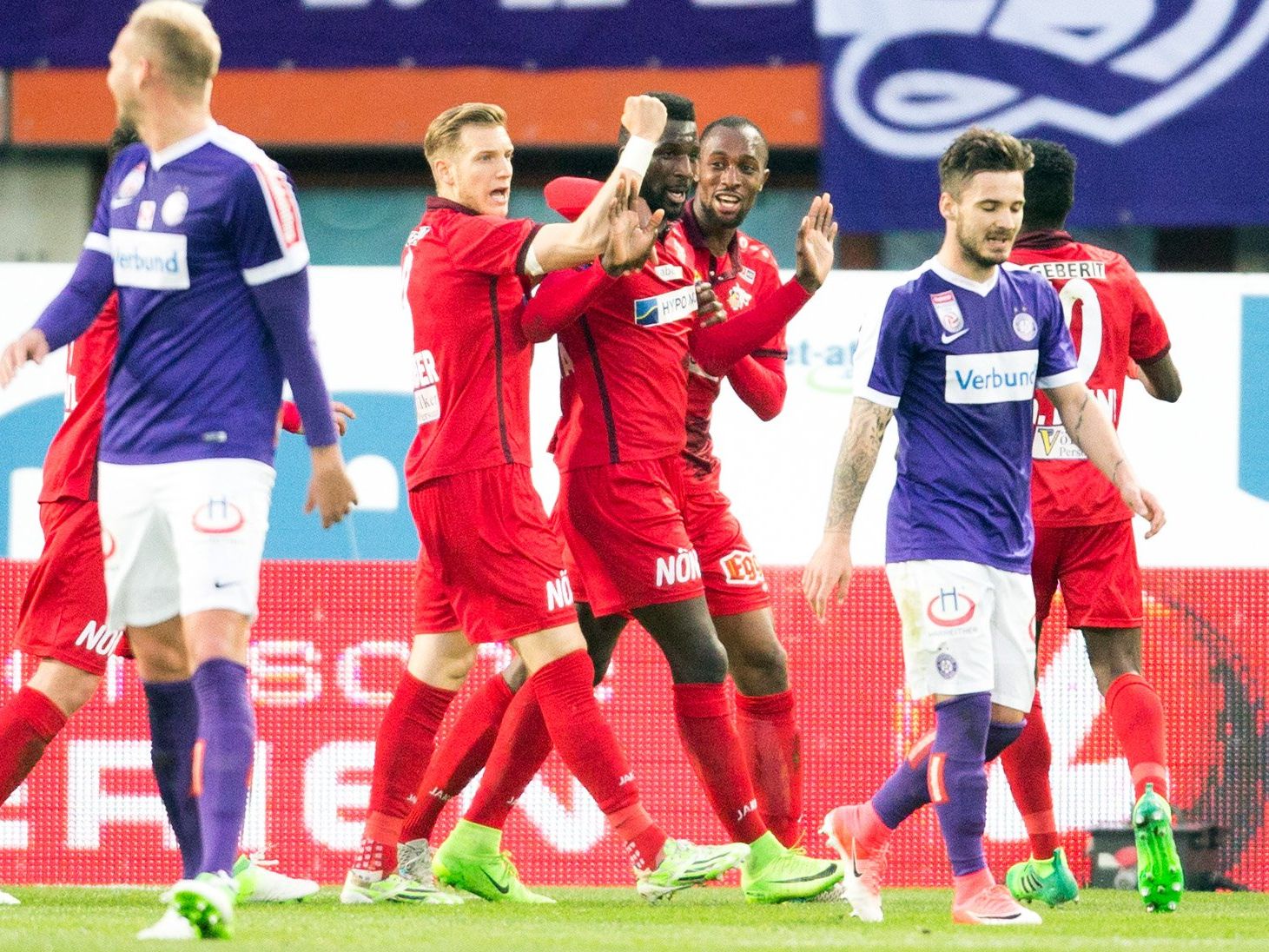 Jubel bei St. Pölten nach Sieg gegen die Wiener Austria. Jubel bei St. Pölten nach Sieg gegen die Wiener Austria.