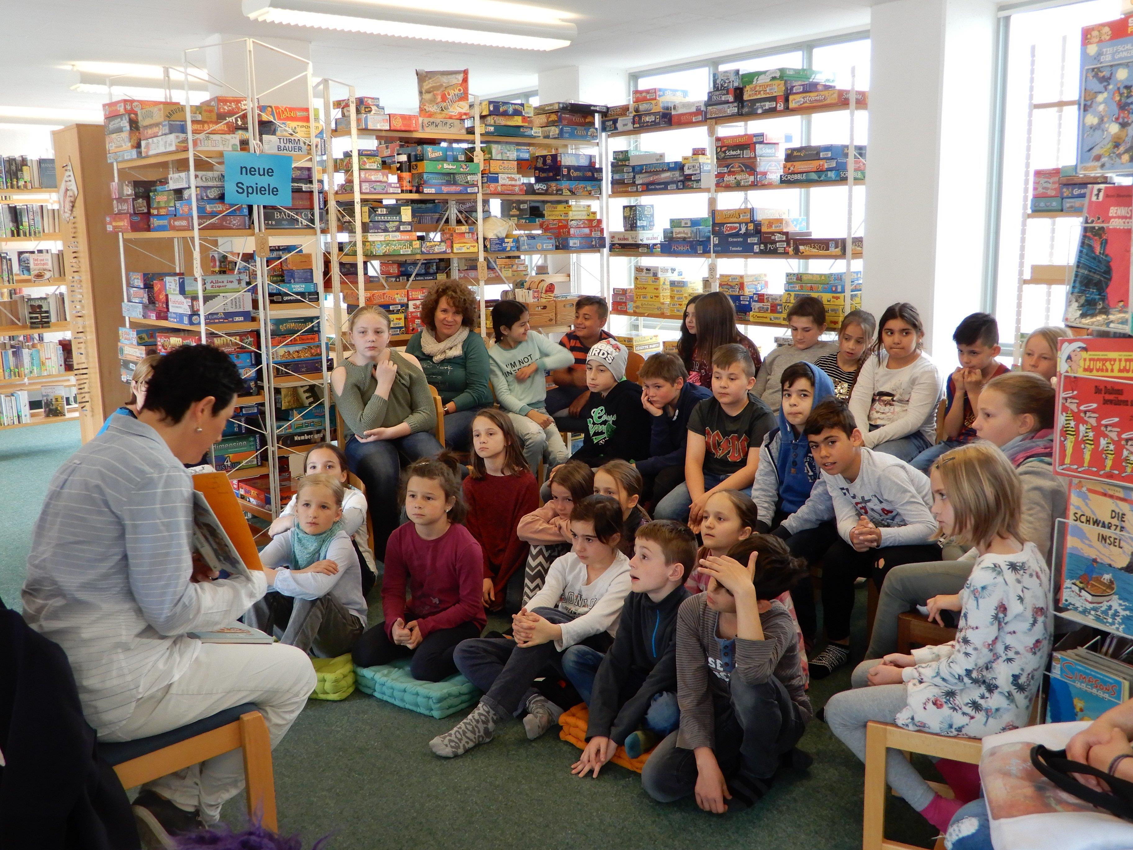 Begeistert lauschten die Kinder den spannenden Erzählungen aus den tollen Büchern von Irmgard Kramer.