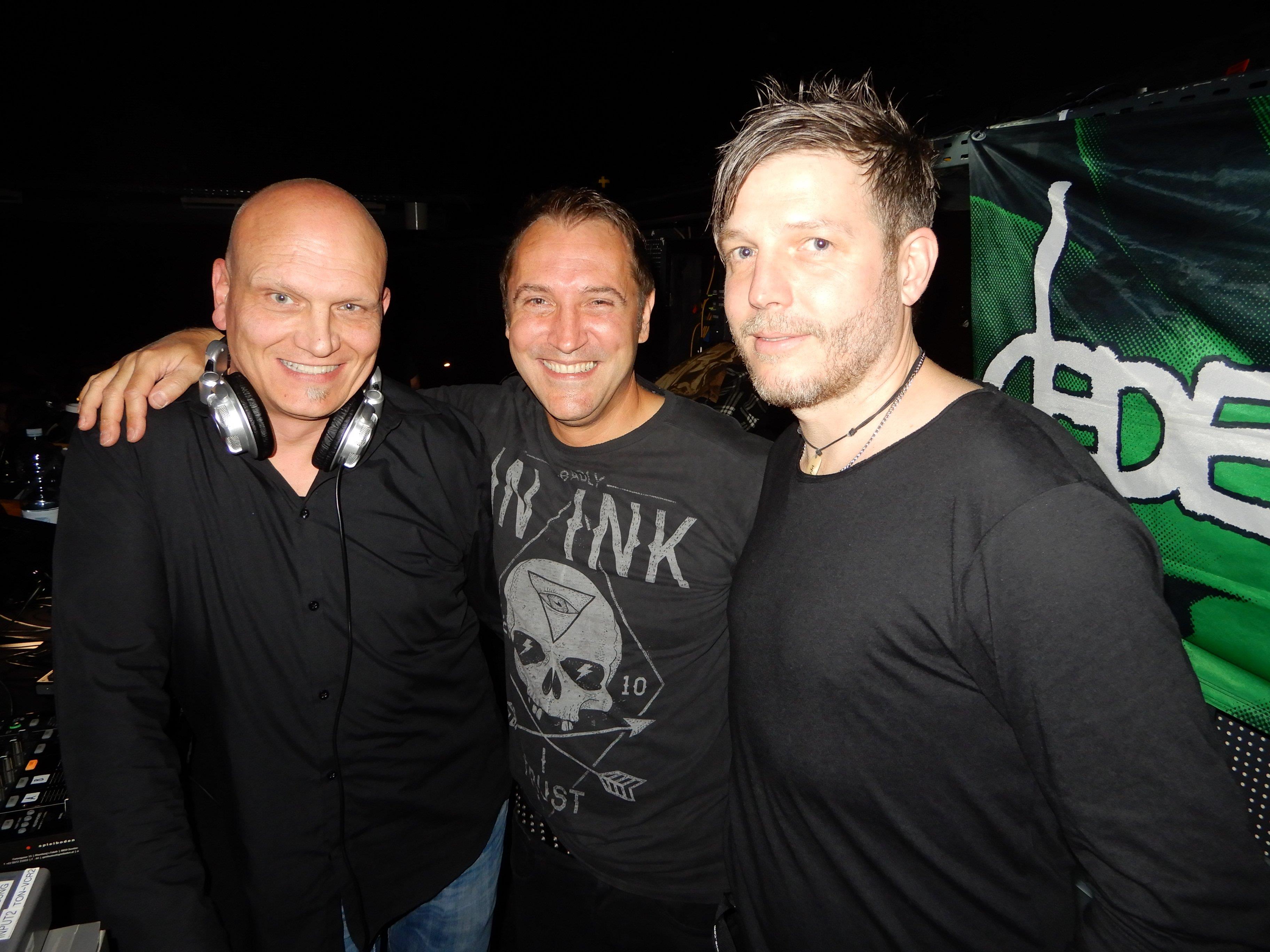 DJ Mc Mode, Alex Micheluzzi und Thomas Mutschlechner vom pop & wave-Team genossen mit ihren Gästen wieder eine legendäre Partynacht.