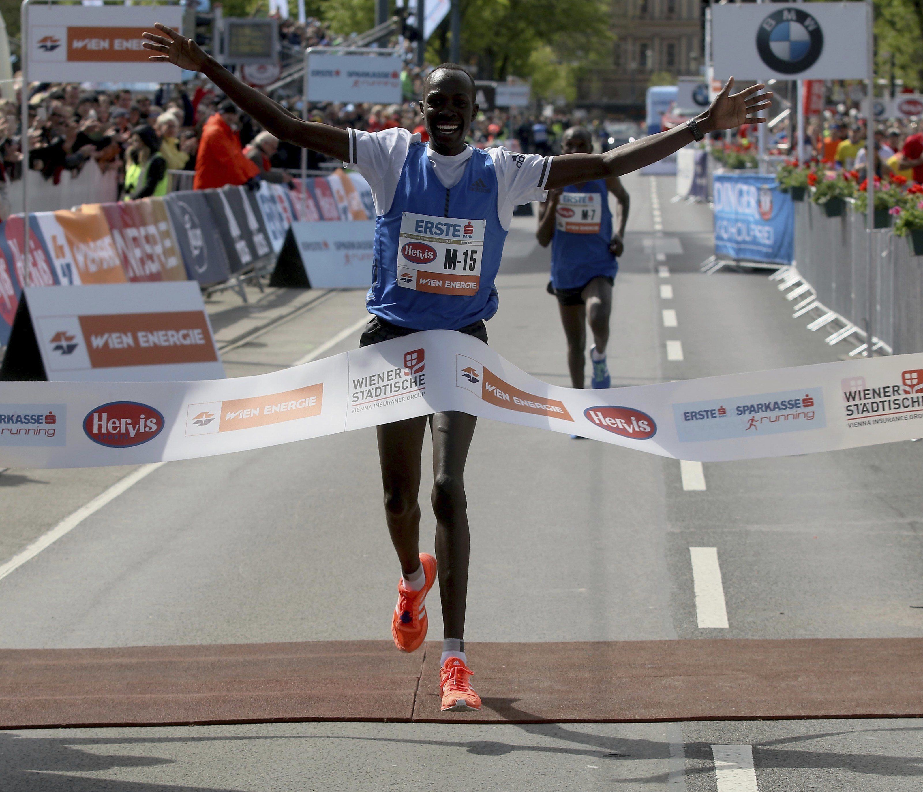 Albert Korir gewinnt den Vienna City Marathon 2017. Albert Korir gewinnt den Vienna City Marathon 2017.