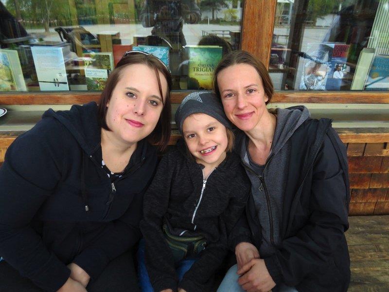 Drei Schwestern, die zusammen einen Flohmarktstand hatten: Michelle, Sarah und Amelie.