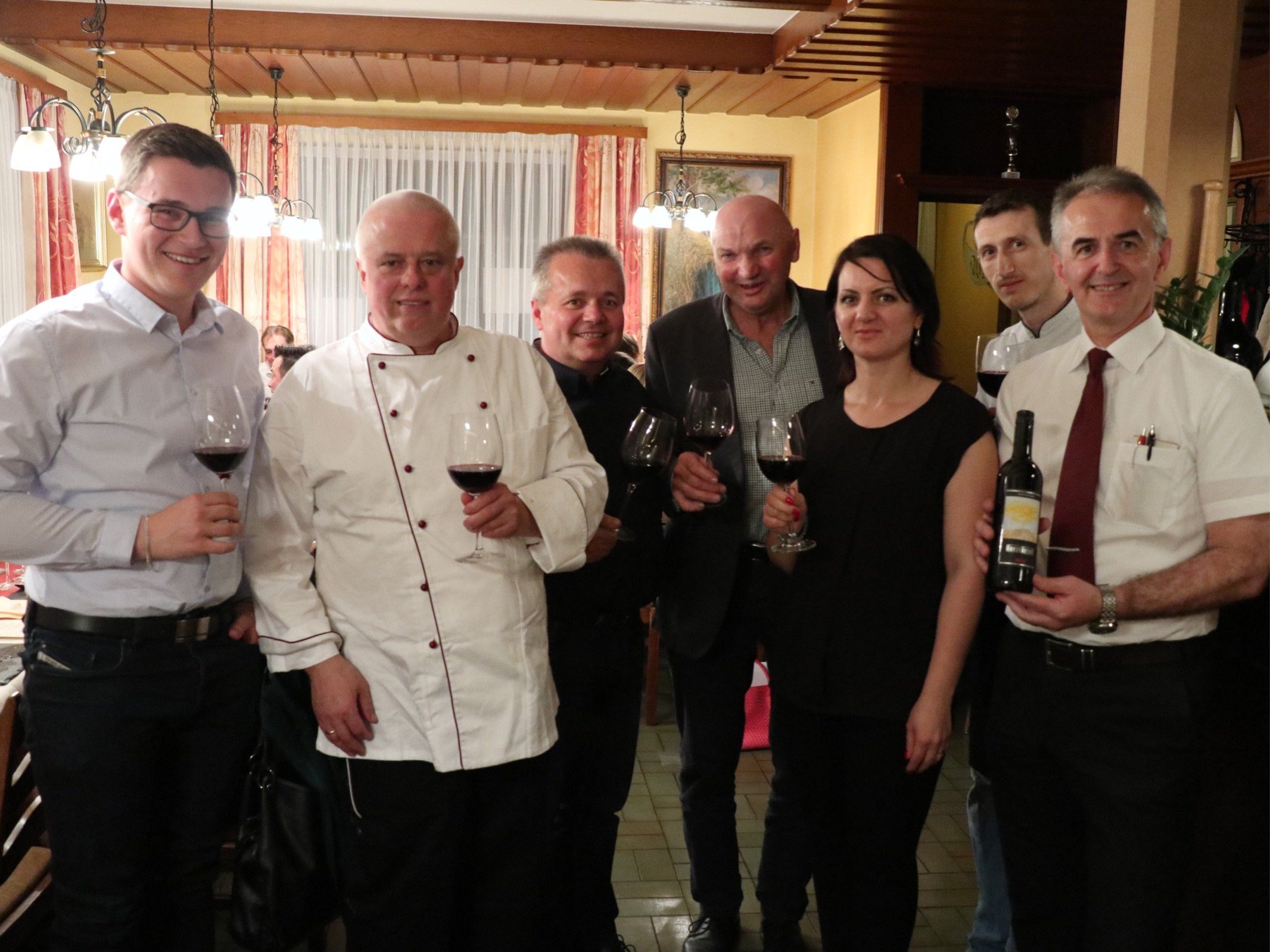 Superteam beim Weinkulinarium: Jungsommelier Simon Hosp, Küchenmeister Thomas Traunig, Metzgermeister Gerold Hosp, Winzer Johann Hofstädter, Küchenchef Elvis Hotaj und das Wirtepaar Anita und Viktor Dusevic. Superteam beim Weinkulinarium: Jungsommelier Simon Hosp, Küchenmeister Thomas Traunig, Metzgermeister Gerold Hosp, Winzer Johann Hofstädter, Küchenchef Elvis Hotaj und das Wirtepaar Anita und Viktor Dusevic.