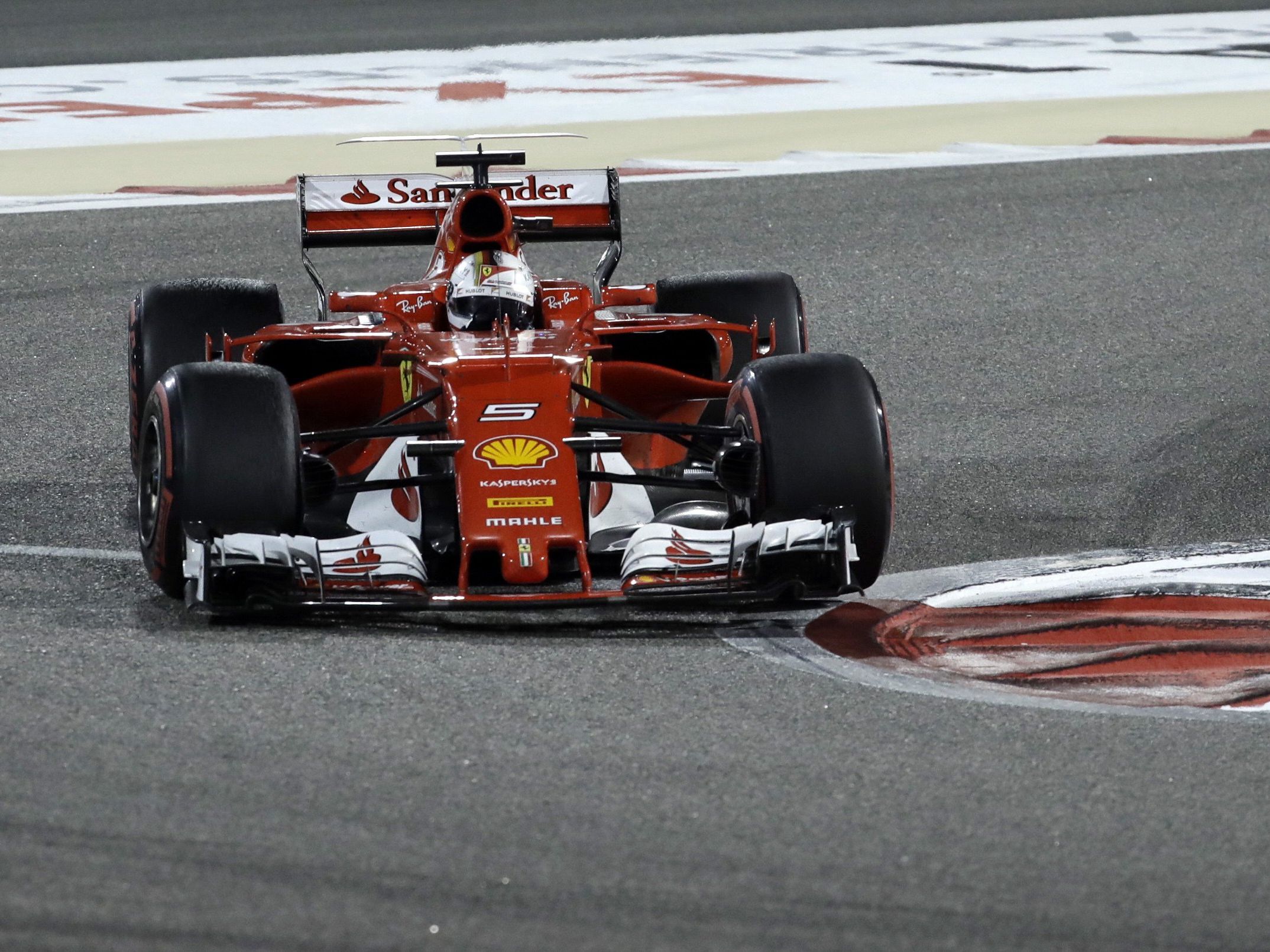 Sebastian Vettel holte sich souverän den Sieg beim GP von Bahrain. Sebastian Vettel holte sich souverän den Sieg beim GP von Bahrain.