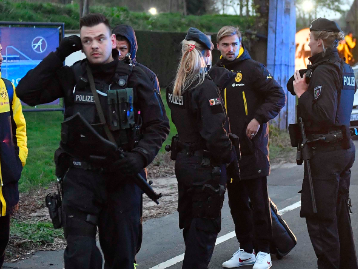 Die Spieler stehen unter Polizeischutz. Die Spieler stehen unter Polizeischutz.