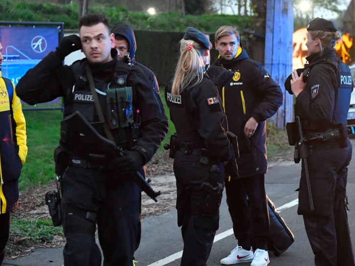 Die Spieler stehen unter Polizeischutz.