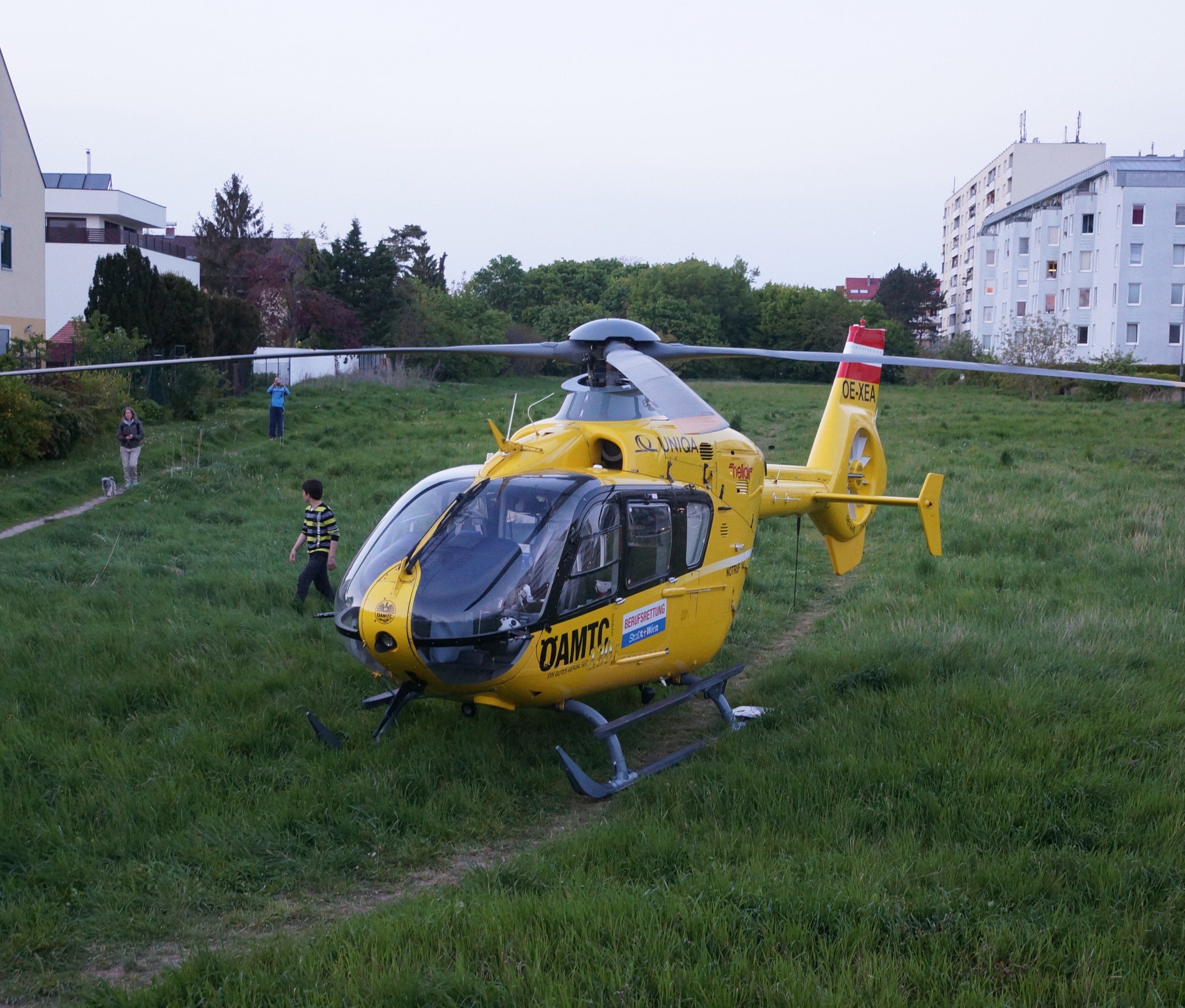 Ein Notarzthubschrauber landete in Wien-Donaustadt. Ein Notarzthubschrauber landete in Wien-Donaustadt.