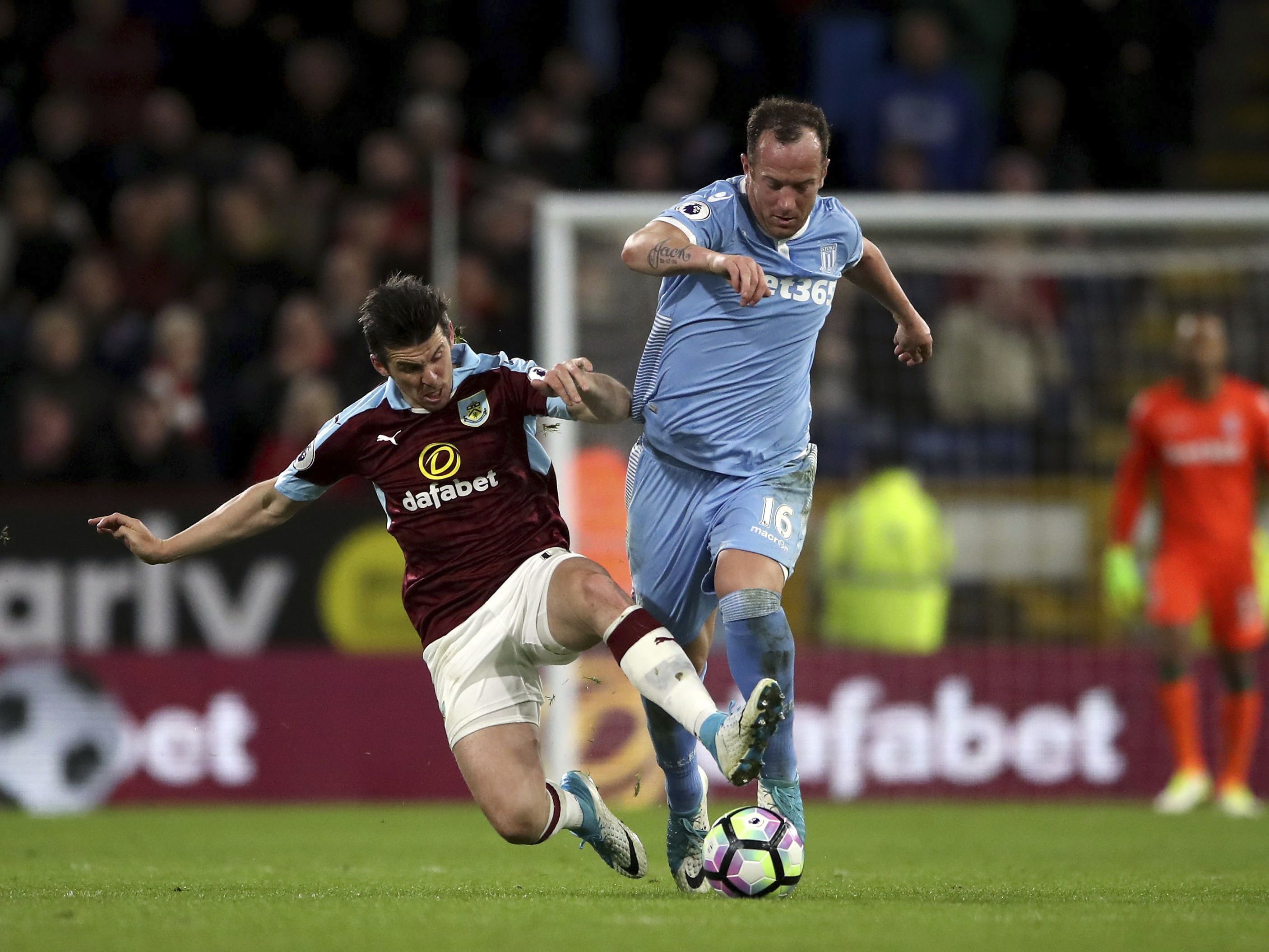 Charlie Adam (r.) sollte vielleicht besser keine Eckbälle mehr ausführen. Charlie Adam (r.) sollte vielleicht besser keine Eckbälle mehr ausführen.