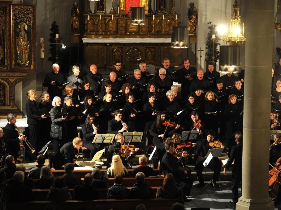Der Domchor St. Nikolaus widmet sich mit voller Hingabe der hochwertigen Kirchenmusik in Liturgie und Konzert.