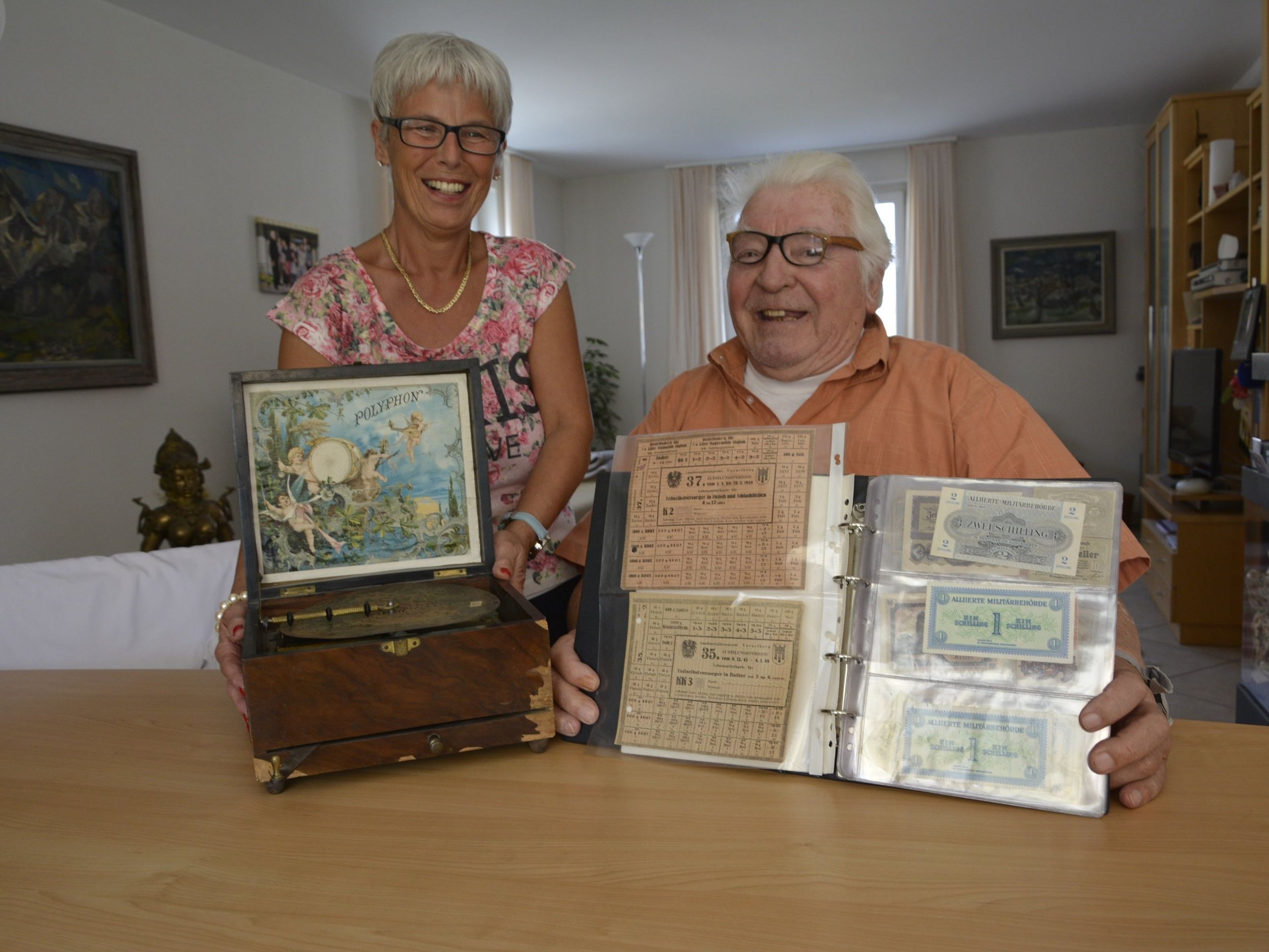 Zusammen mit Isabella zeigt der Senior so manches wertvolle Erinnerungsstück aus früheren Zeiten. Zusammen mit Isabella zeigt der Senior so manches wertvolle Erinnerungsstück aus früheren Zeiten.