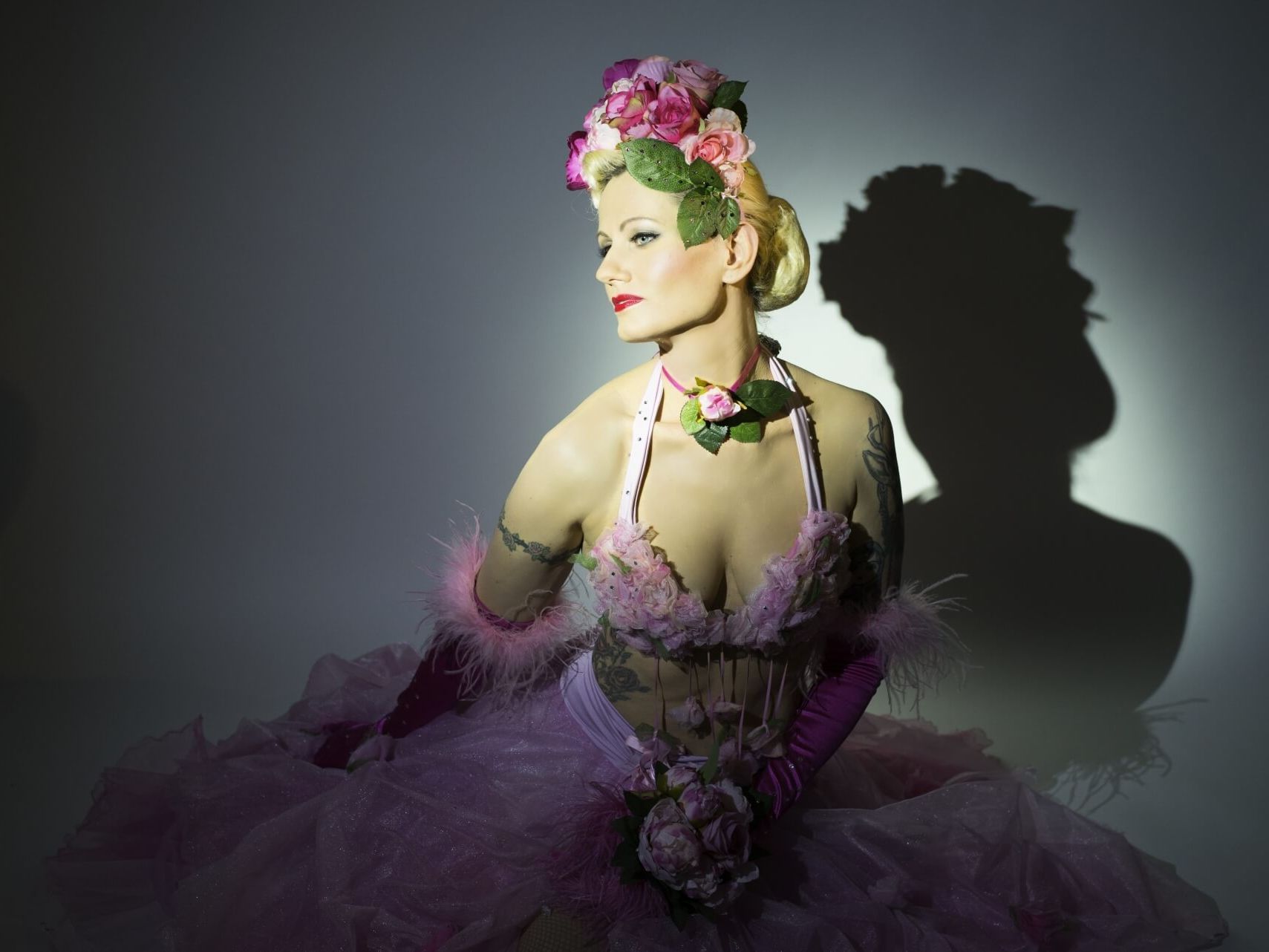 Nicole Lindinger alias Rose Rainbow liebt es im Rahmen einer Burlesque-Show vor Publikum zu zeigen, was sie kann. Nicole Lindinger alias Rose Rainbow liebt es im Rahmen einer Burlesque-Show vor Publikum zu zeigen, was sie kann.