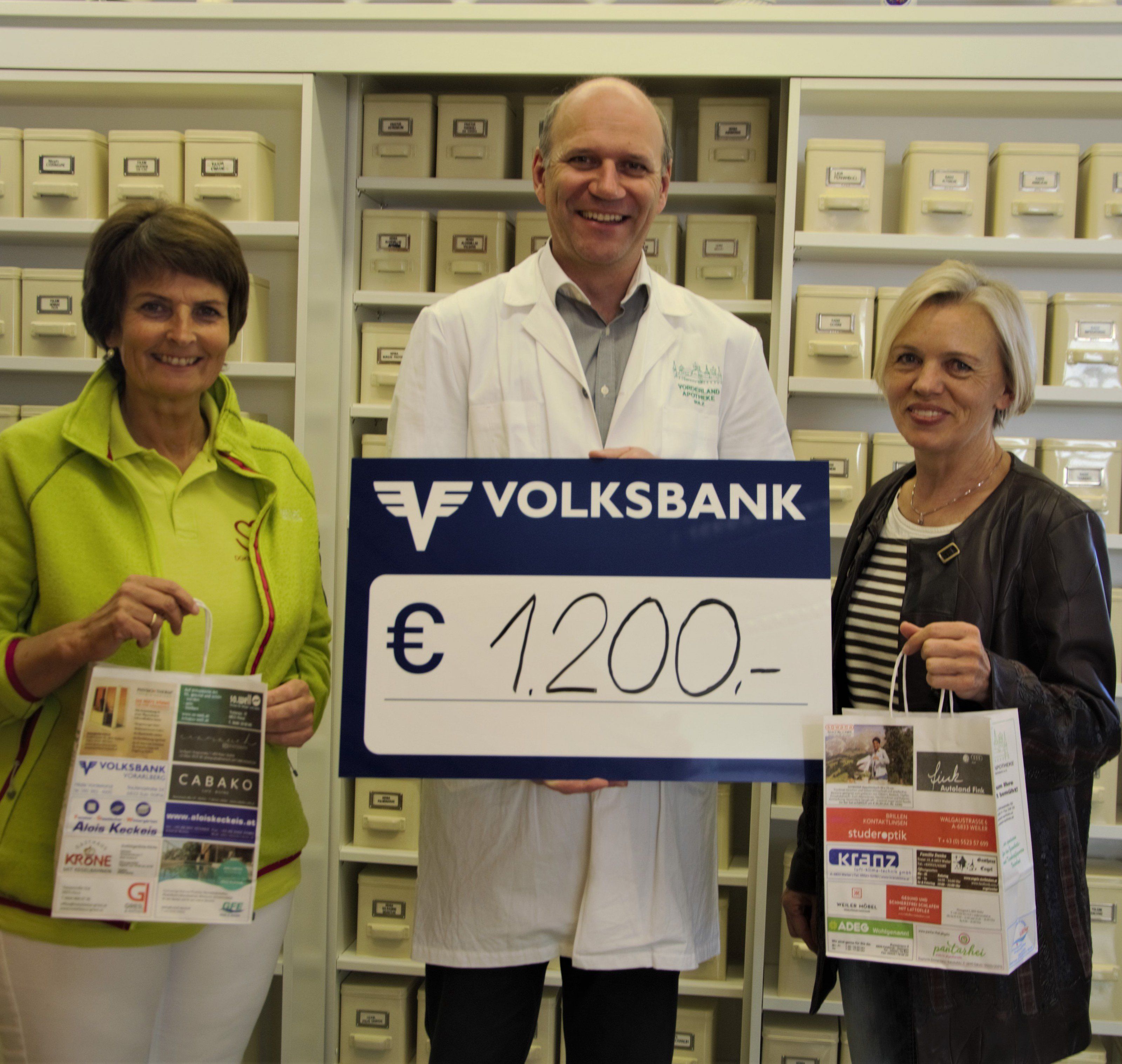 Walter Barbisch von der Vorderland Apotheke übergibt den Spendenscheck an Edith Bechter und Gertrud Blum (v.li.) vom Krankenpflegeverein Vorderland. Walter Barbisch von der Vorderland Apotheke übergibt den Spendenscheck an Edith Bechter und Gertrud Blum (v.li.) vom Krankenpflegeverein Vorderland.