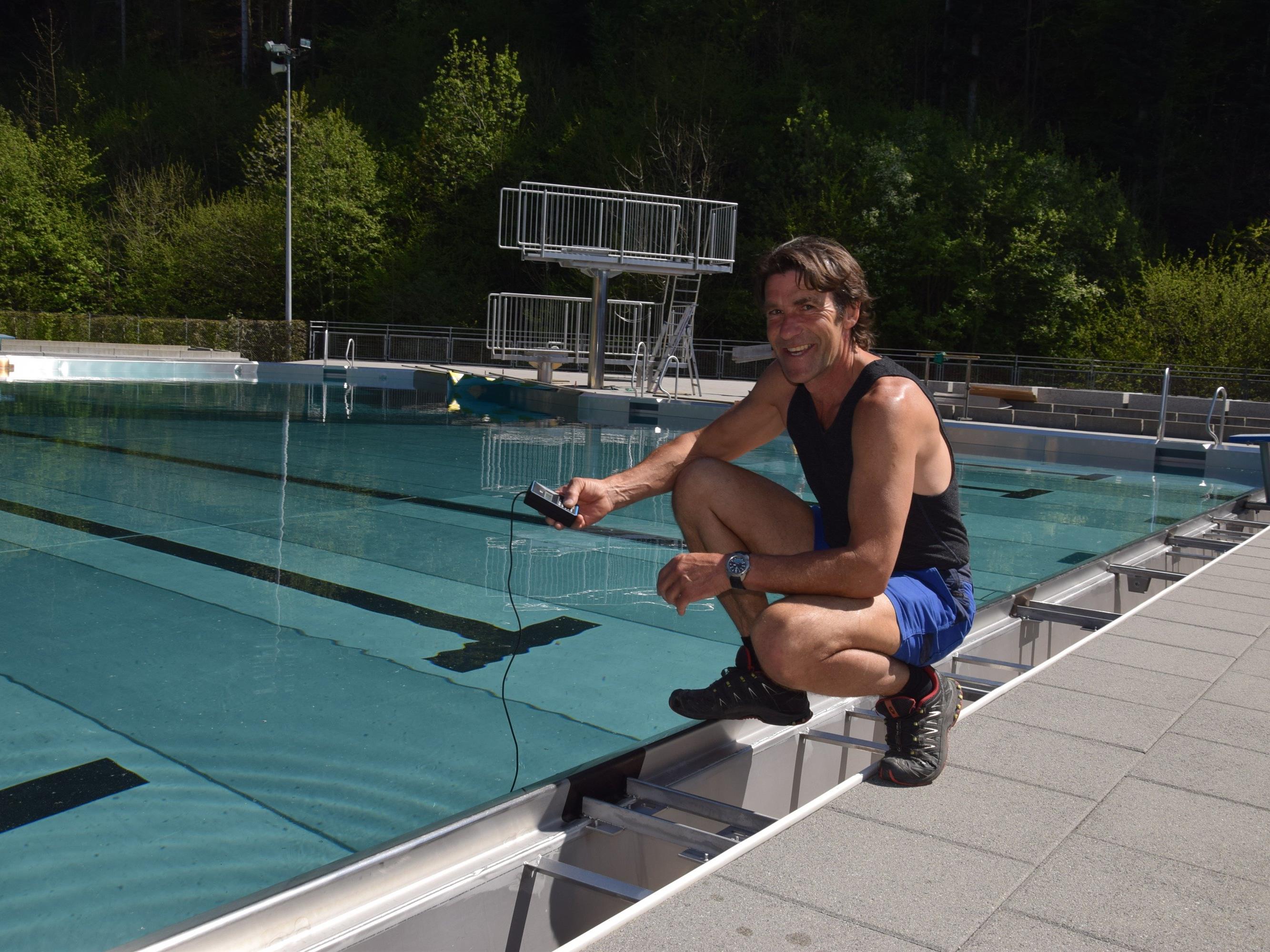 Bademeister Werner Maitz misst die Wassertemperatur im großen Becken