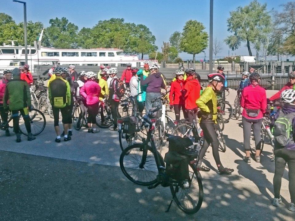 Am Bregenz Schiffshafen sammelten sich 38 Freunde des Radteams per pedales