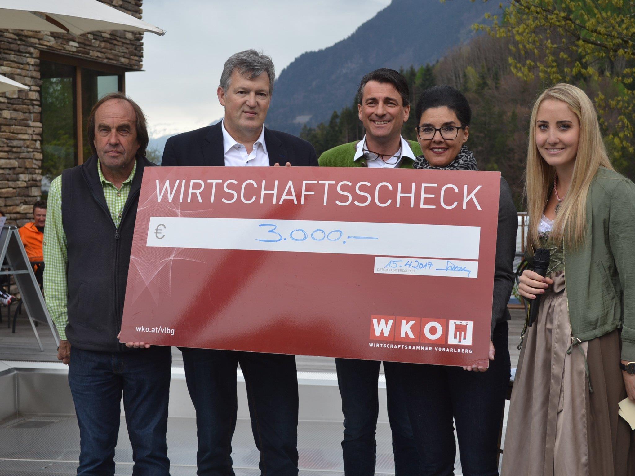 Mit 3.000 Euro unterstützte die Innu8ng der Versicherungsagenten der Wirtschaftskammer Vorarlberg die Charity-Aktion – hier bei der Scheckübergabe an Familie Morik.