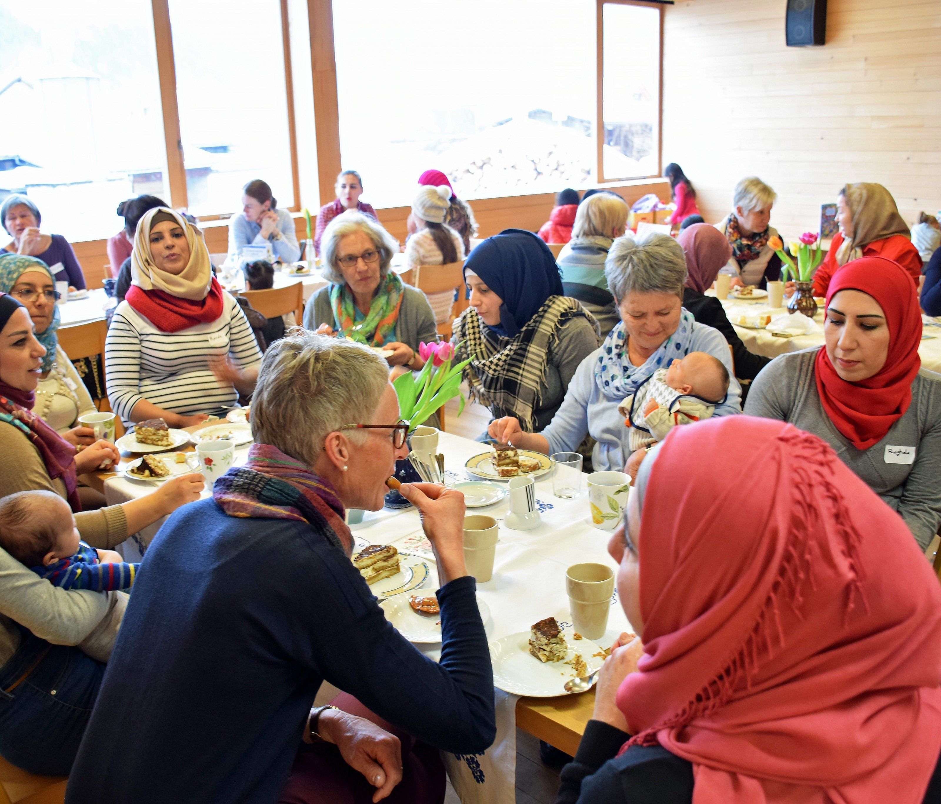 Das Kennenlernen, der Austausch und die Begegnungen von Frauen und Kindern unterschiedlicher Kulturen stehen im Mittelpunkt der gemeindeübergreifenden Initiative. Das Kennenlernen, der Austausch und die Begegnungen von Frauen und Kindern unterschiedlicher Kulturen stehen im Mittelpunkt der gemeindeübergreifenden Initiative.