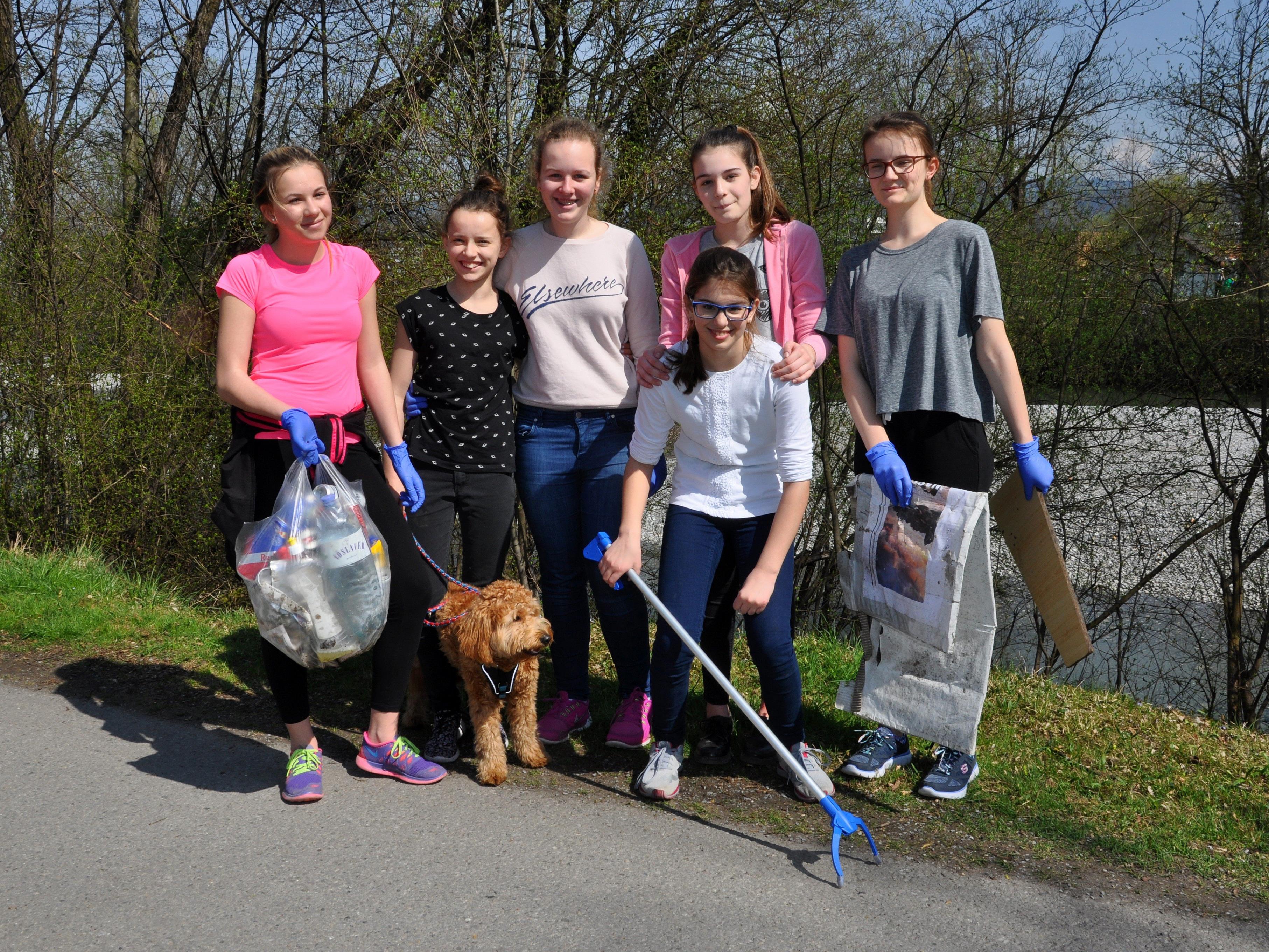 Joggerinnen mit Mission – die Schülerinnen des BGD hatten jede Menge Müll eingesammelt.