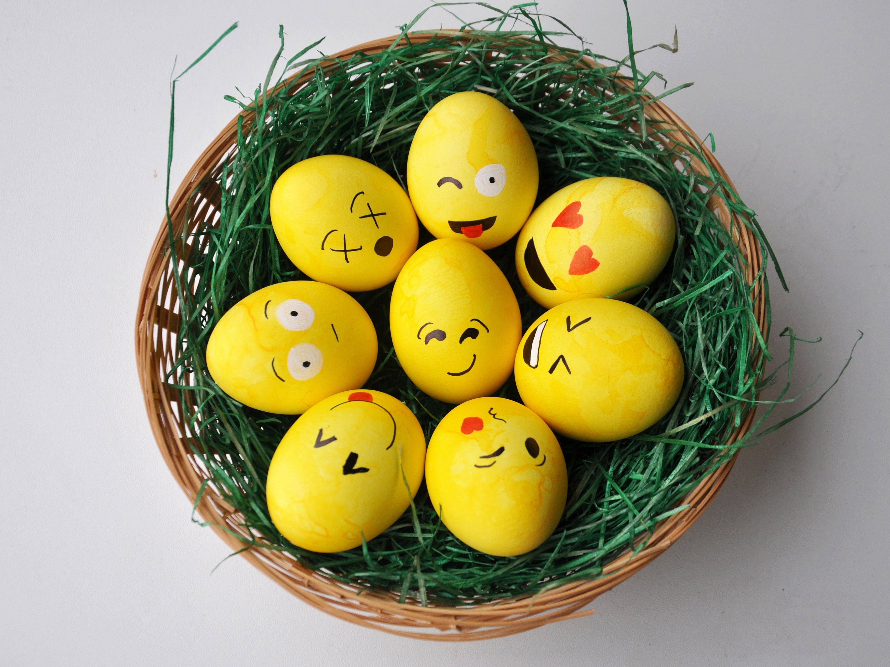 Die Emoji-Ostereier eignen sich auch als persönliches Ostergeschenk mit Botschaft.
