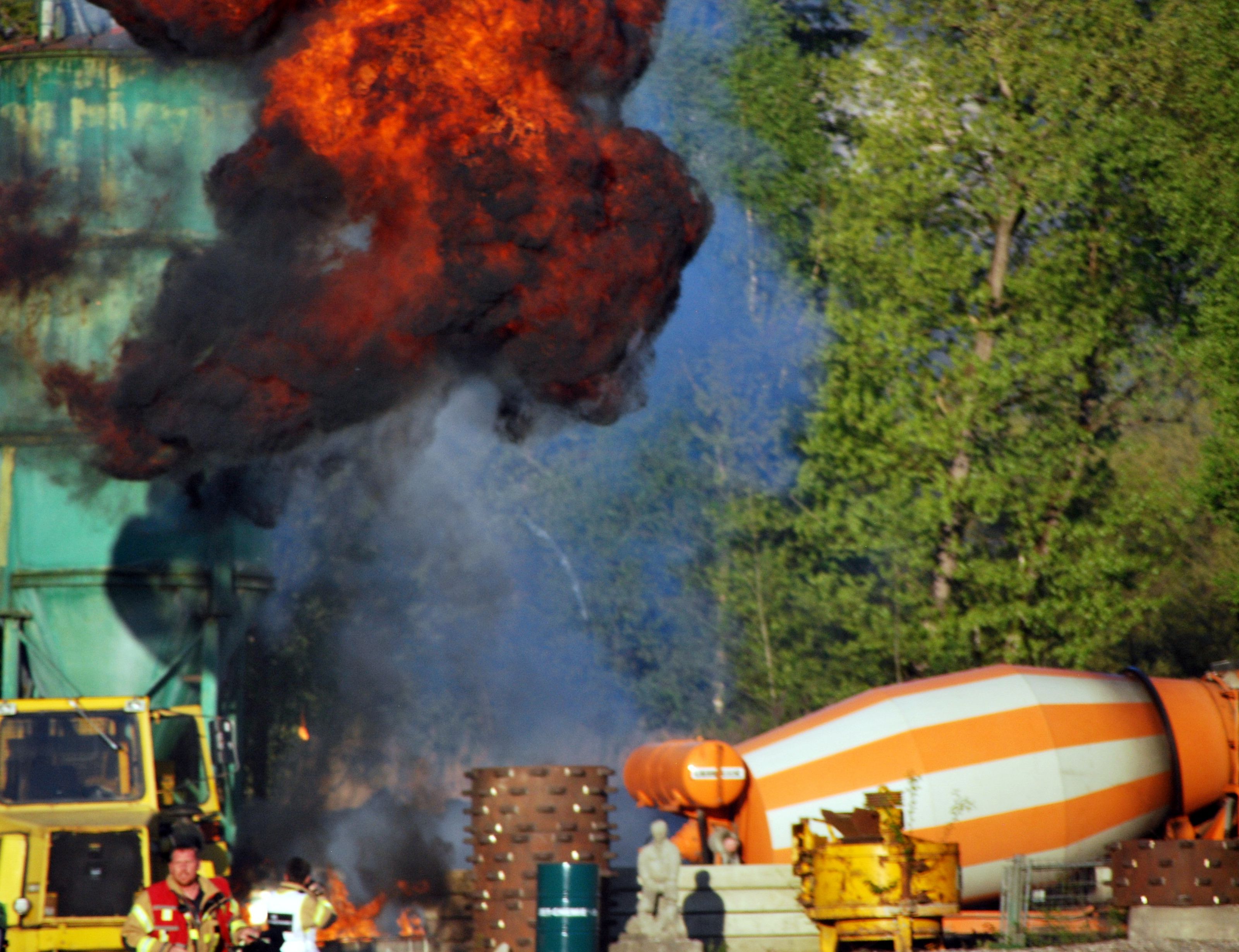 Explosion eines Ölfasses Explosion eines Ölfasses