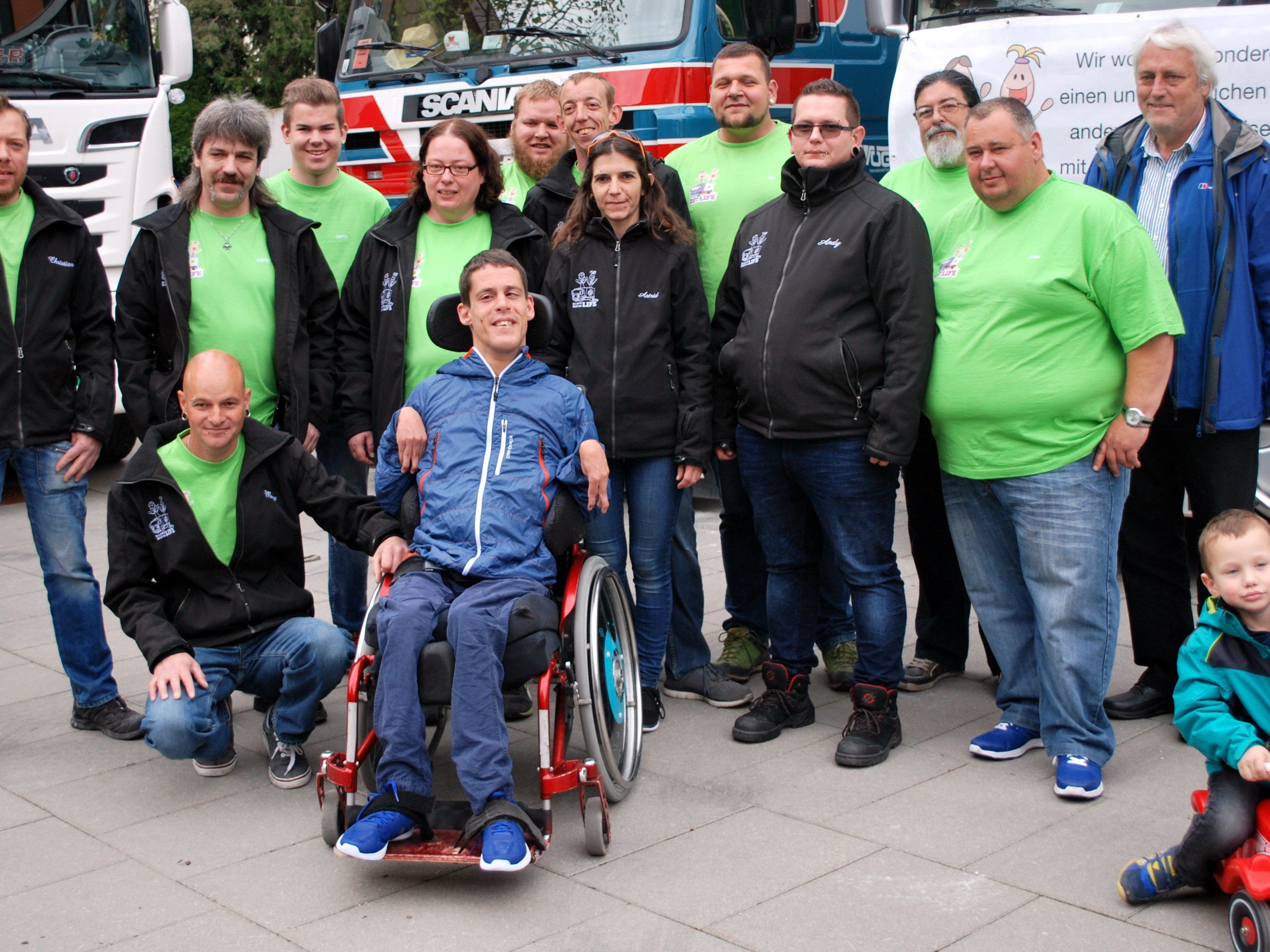 Das Team Happy day of life mit Patenkind Dejan Raic Das Team Happy day of life mit Patenkind Dejan Raic