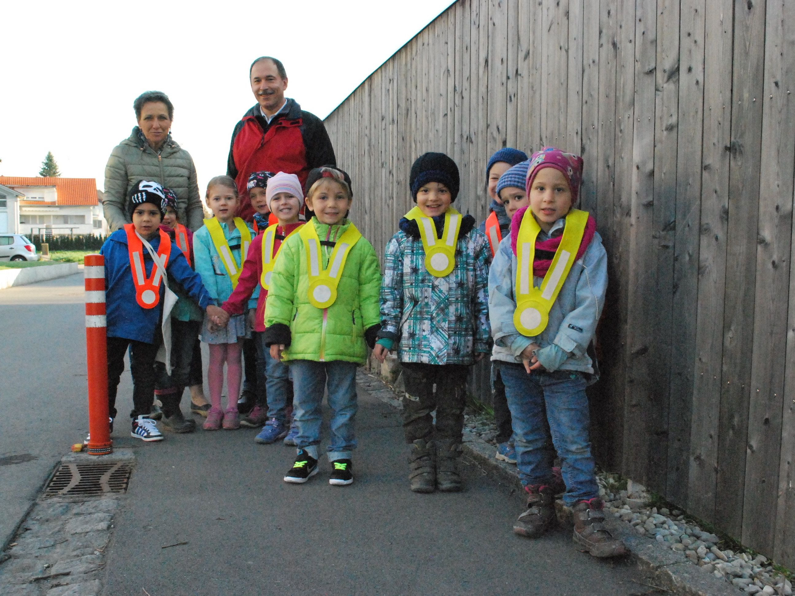Mehr Sicherheit für die Kinder durch zusätzliche Begrenzungspoller. Daniela Kremmel, Dietmar Haller. Mehr Sicherheit für die Kinder durch zusätzliche Begrenzungspoller. Daniela Kremmel, Dietmar Haller.