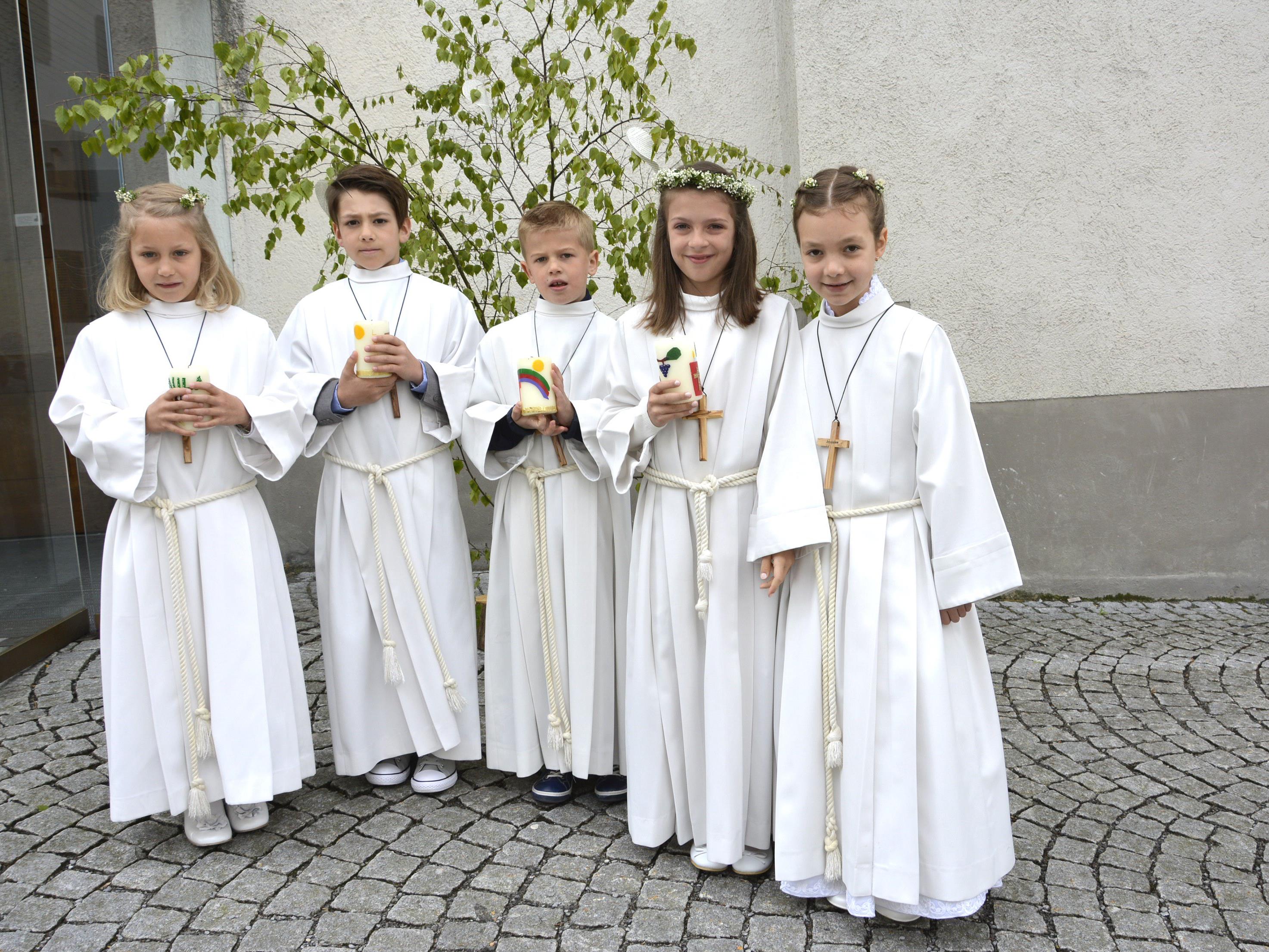 In Dornbirn-Oberdorf waren unter den Erstkommunikanten auch Paula, Lorenz, Jonas, Lea und Vanessa, die ihr Fest mit den Familien feierten.