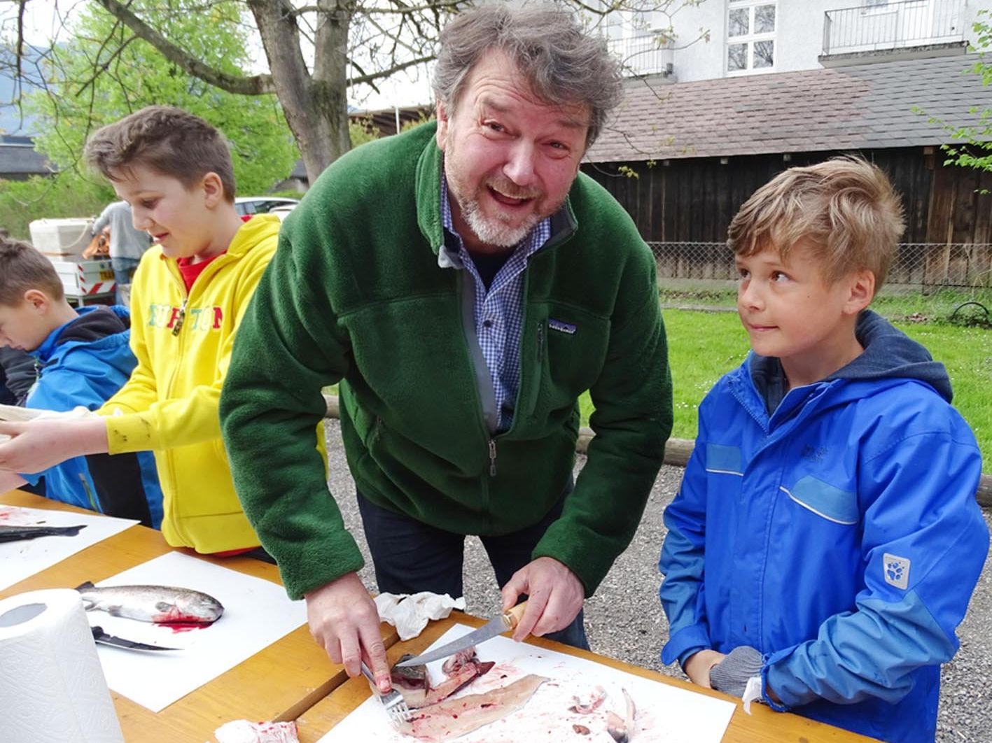 Jugendwart Walter Metzler zeigt angehenden Petrijüngern das richtige Filetieren.