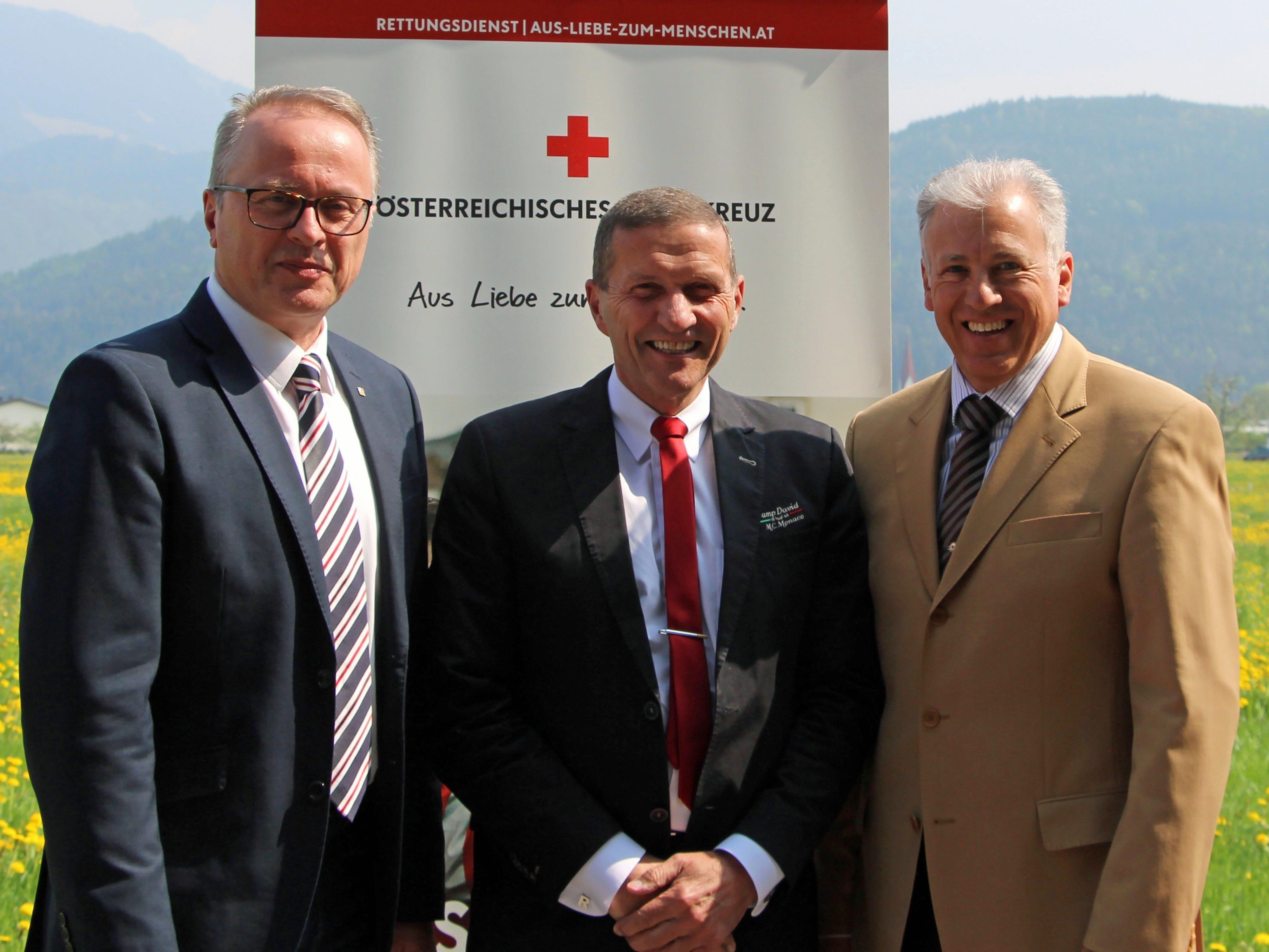 Dr. René Belz (Mitte) flankiert von den beiden Rotkreuz-Geschäftsführern Mag. Franz Rous (links) und Dir. Roland Gozzi (rechts).