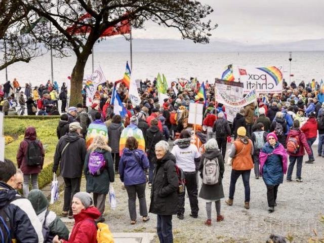 Rund 800 Leute demonstrierten am Ostermontag in Friedrichshafen für eine Kultur des Friedens.