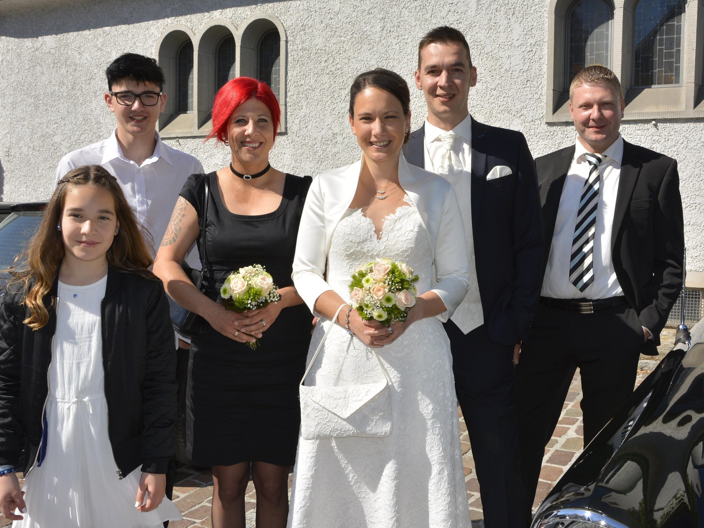 Das Brautpaar mit ihren Kindern Luana und Noah sowie mit den Trauzeugen, Manuela und Daniel Schäffler, auf dem Weg zum Standesamt.