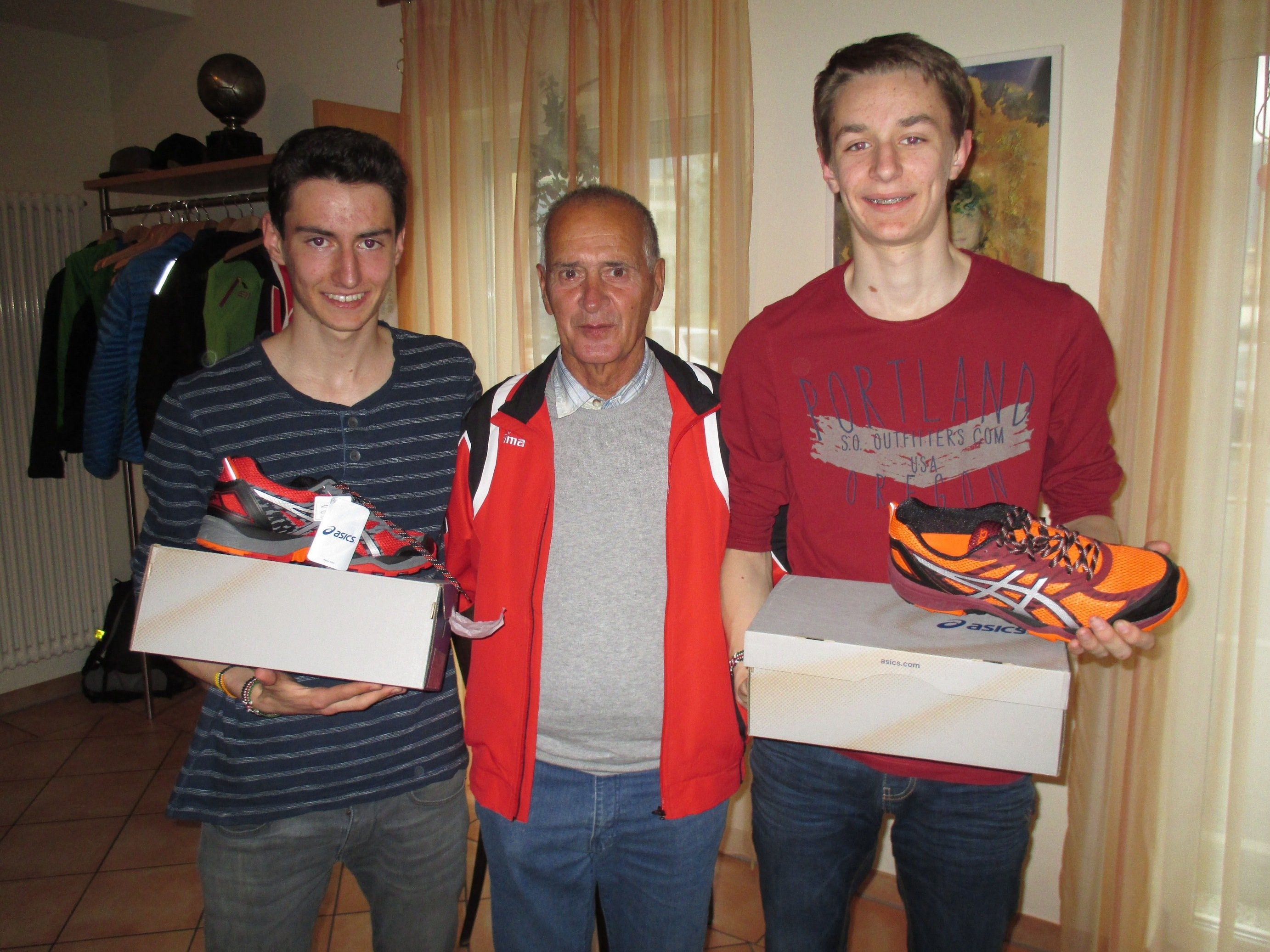 Die Nachwuchsläufer David und Manuel Hammer erhielten „pfeilschnelle“ Laufschuhe Die Nachwuchsläufer David und Manuel Hammer erhielten „pfeilschnelle“ Laufschuhe