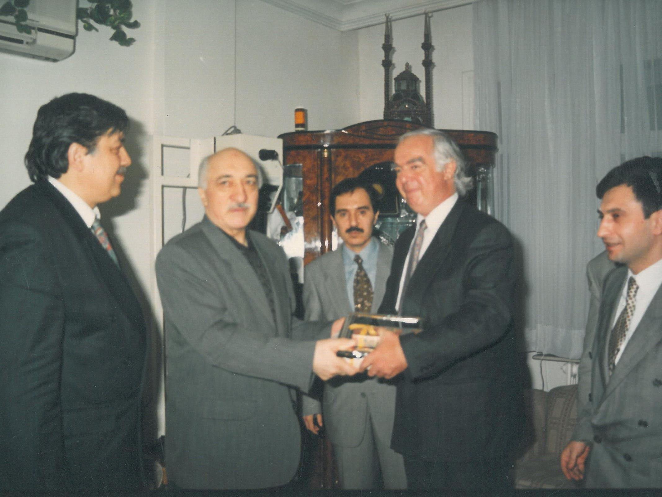Das Foto zeigt Gstrein mit dem Prediger Fethullah Gülen in den 1990erJahren. Damals waren Gülen und Erdogan noch Weggefährten.
