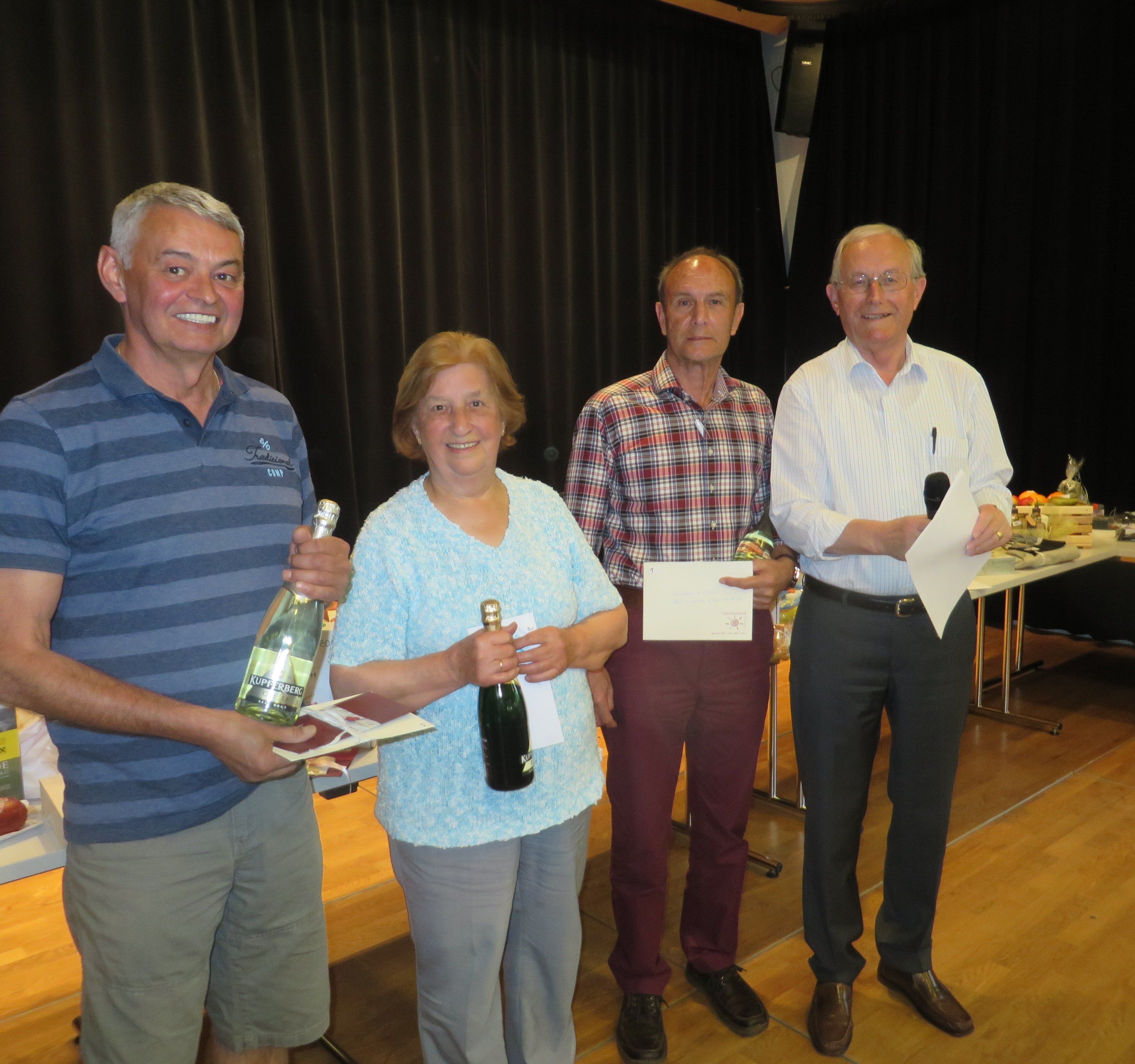 Die glücklichen Gewinner mit Seniorenbund-Obmann Toni Vogelmann Die glücklichen Gewinner mit Seniorenbund-Obmann Toni Vogelmann